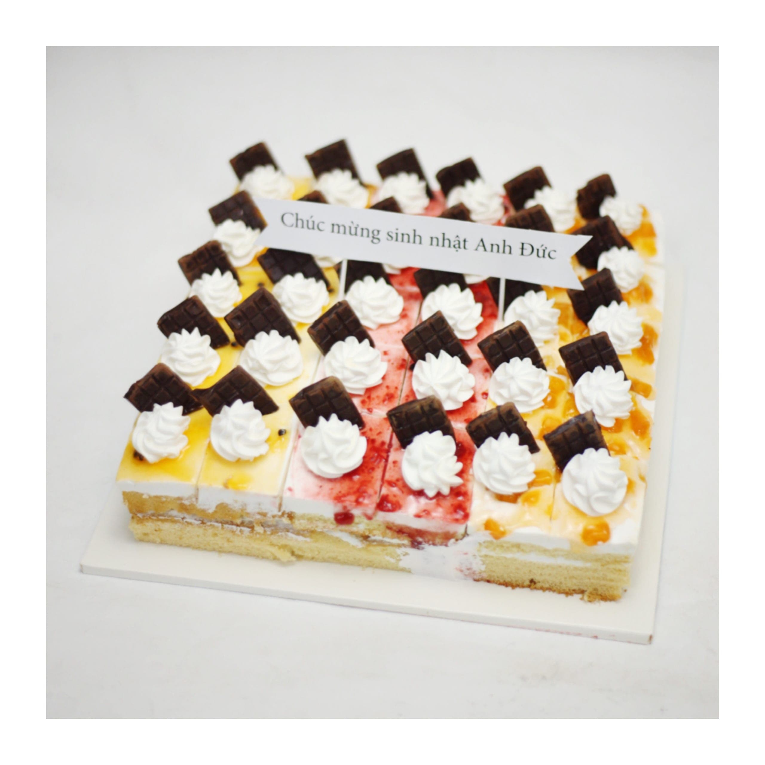 Bánh kem cắt miếng vị trái cây hỗn hợp