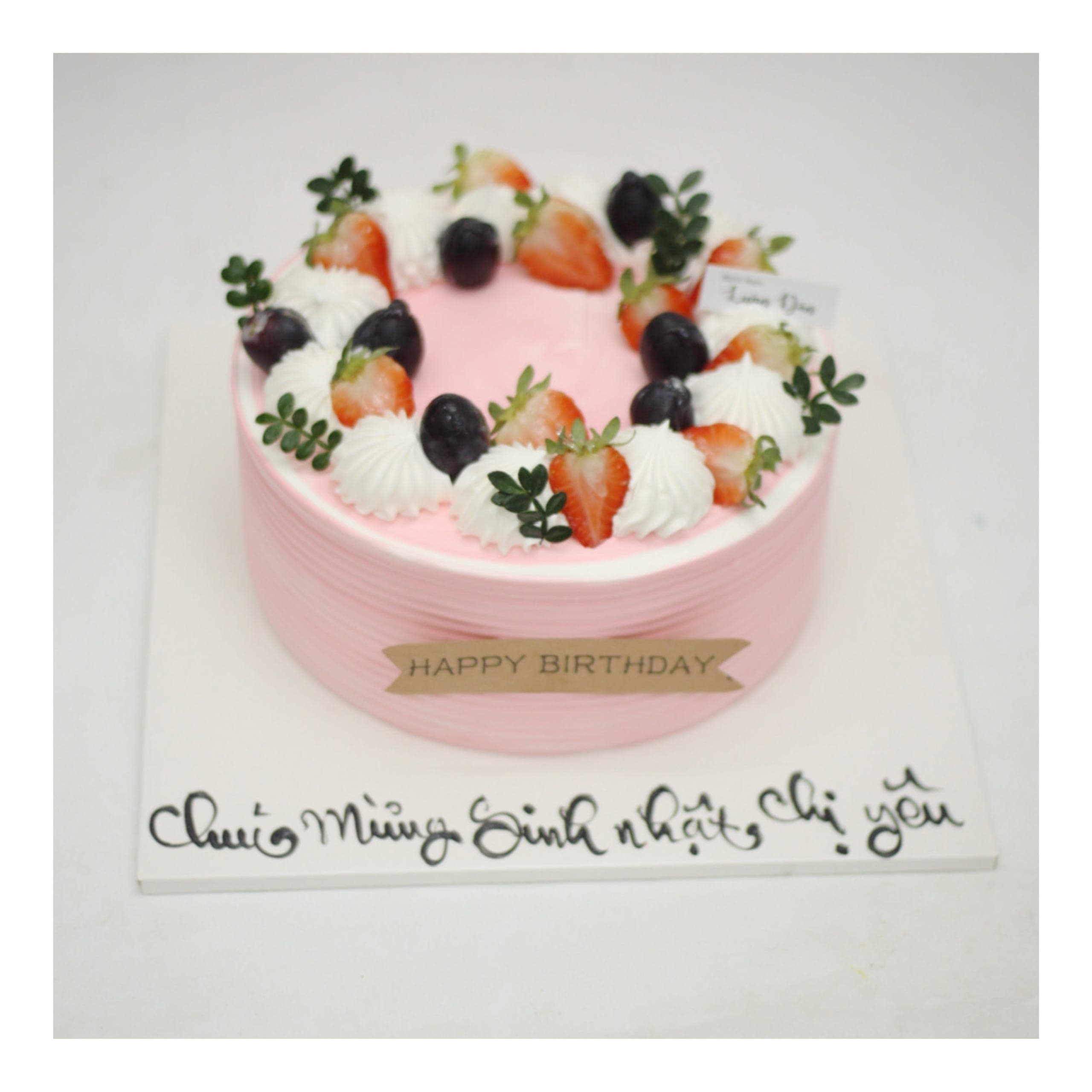 Bánh kem hồng trang trí hoa quả tươi
