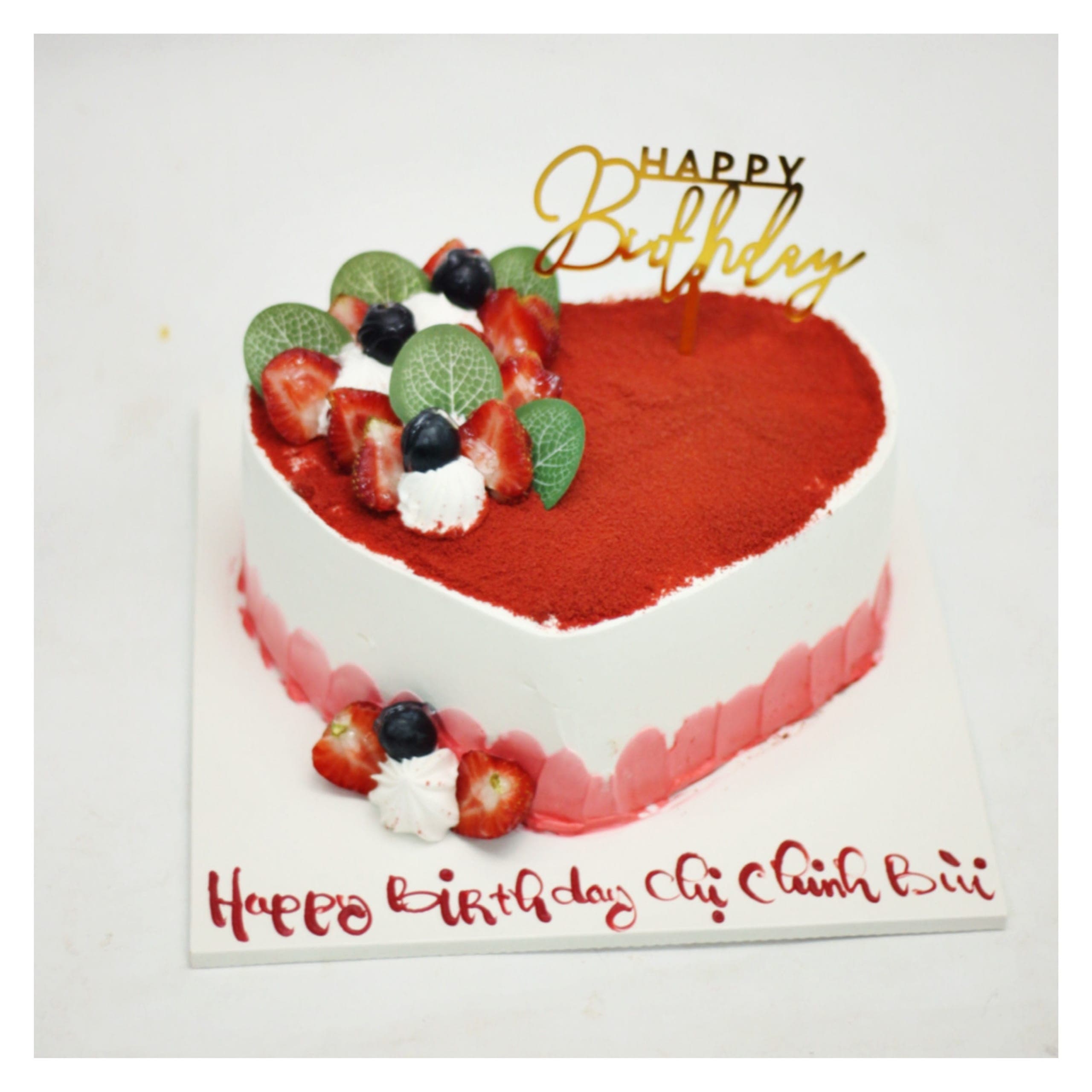 Bánh kem trái tim phủ đỏ dâu tây