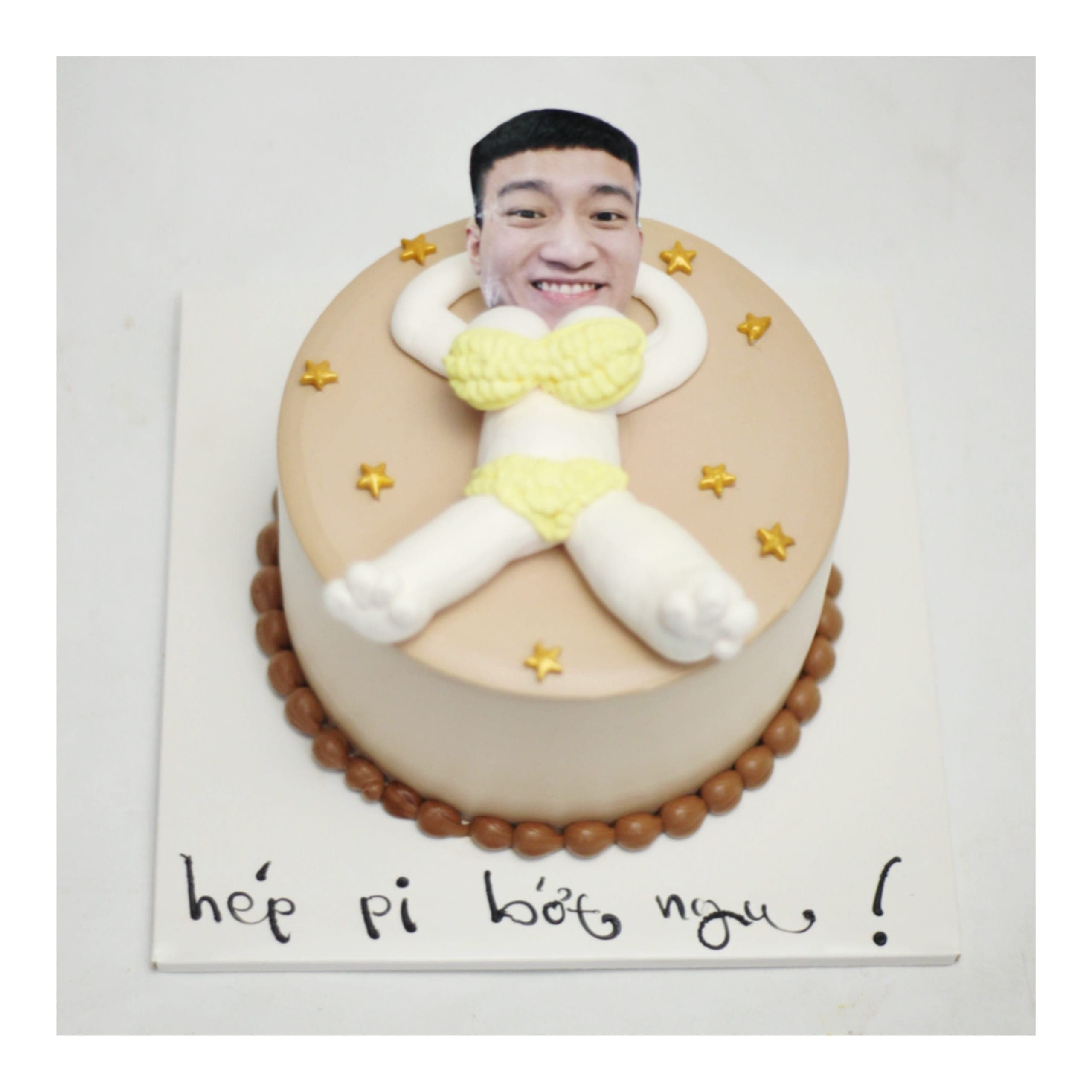 Bánh kem troll bạn bè hình người hài hước