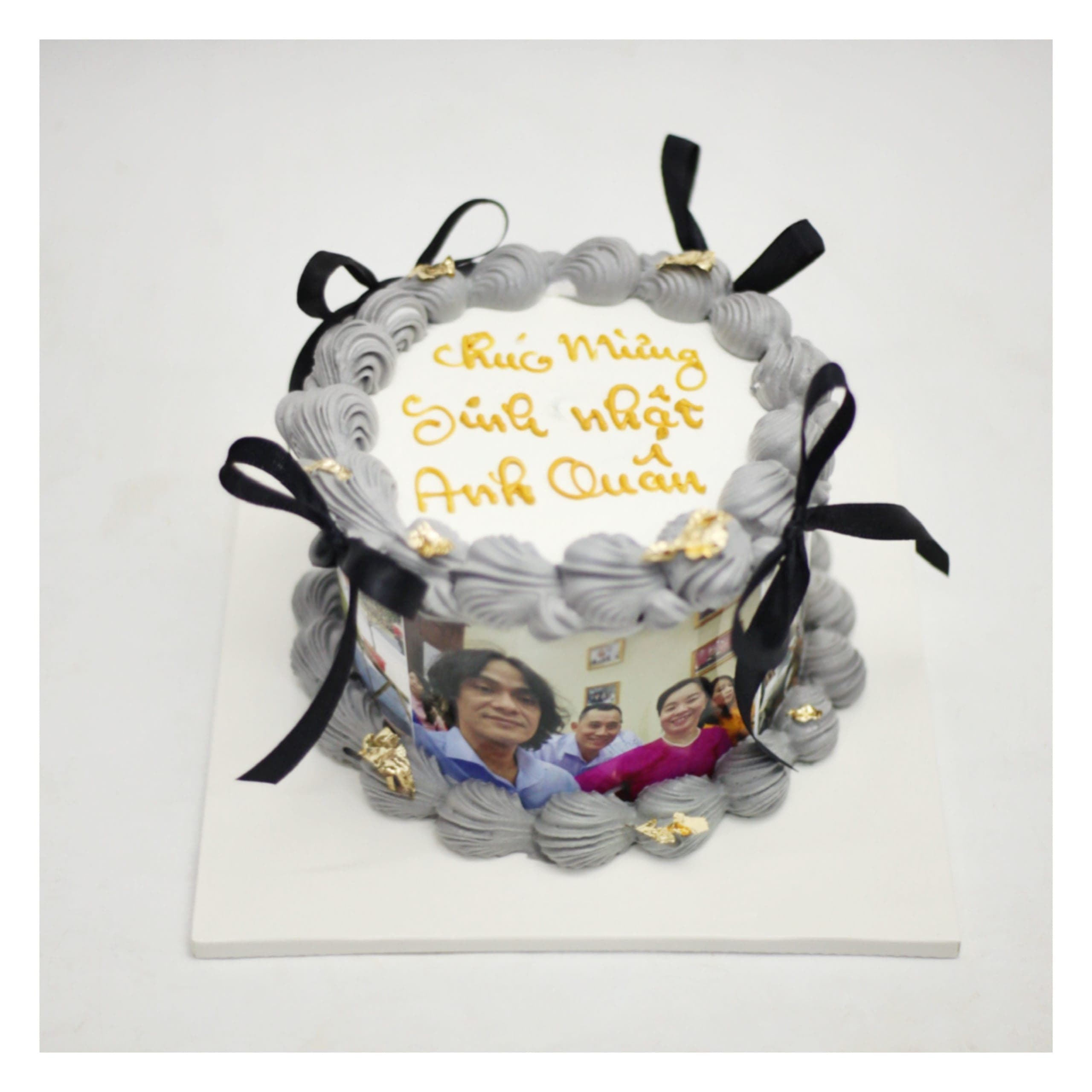 Bánh kem in ảnh gia đình trang trí nơ đen