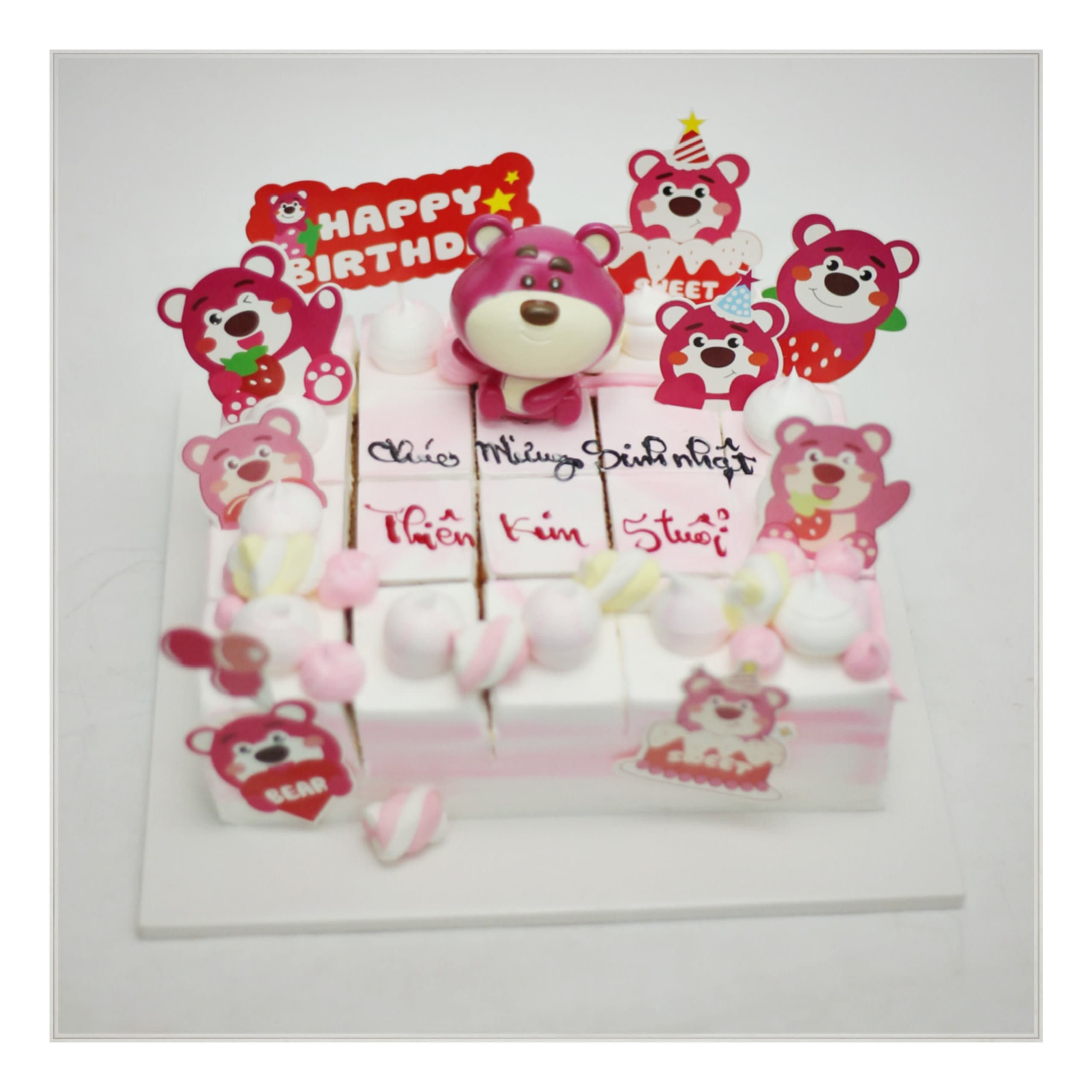 Bánh kem cắt miếng vuông trang trí gấu dâu