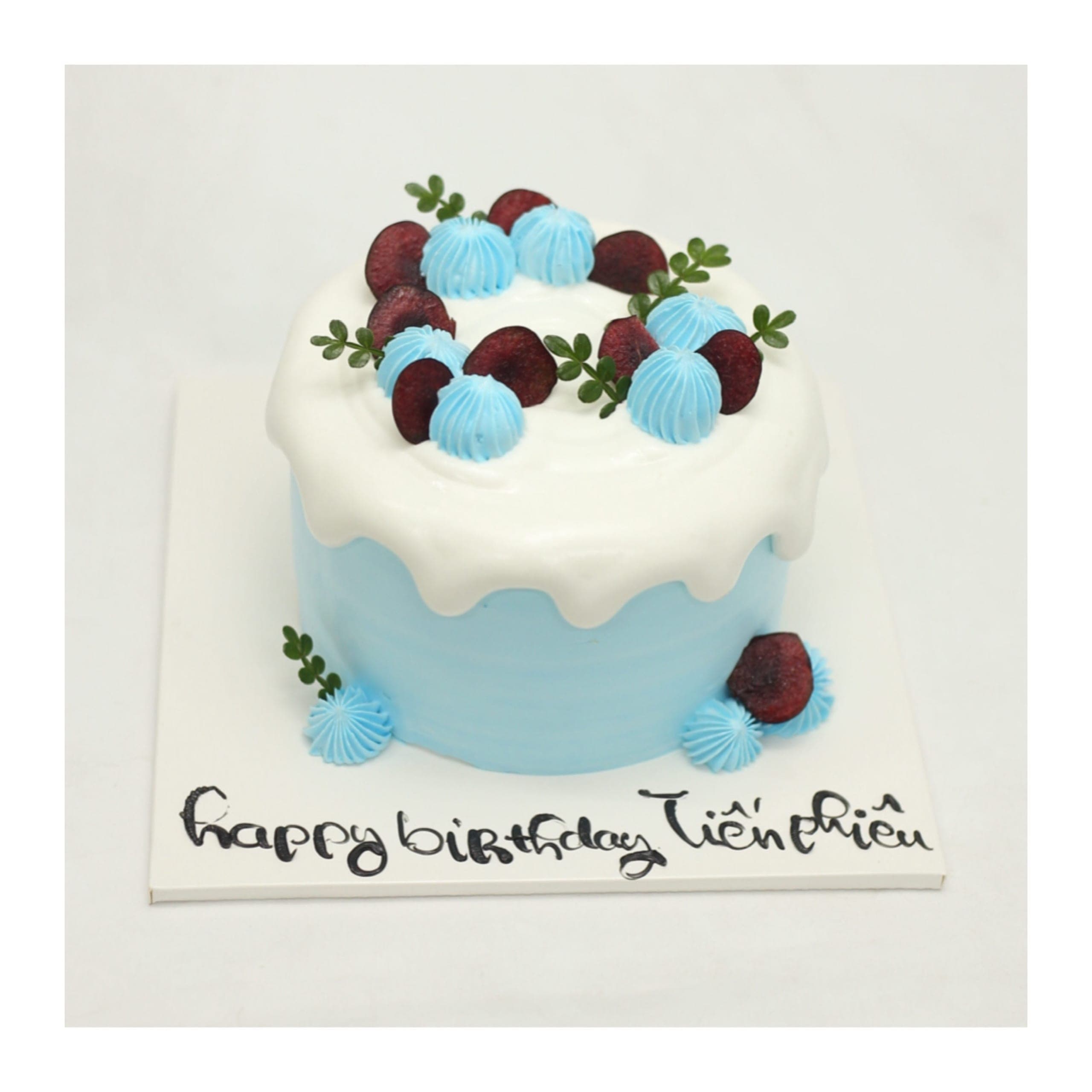 Bánh kem xanh dương phủ sốt trái cây cherry