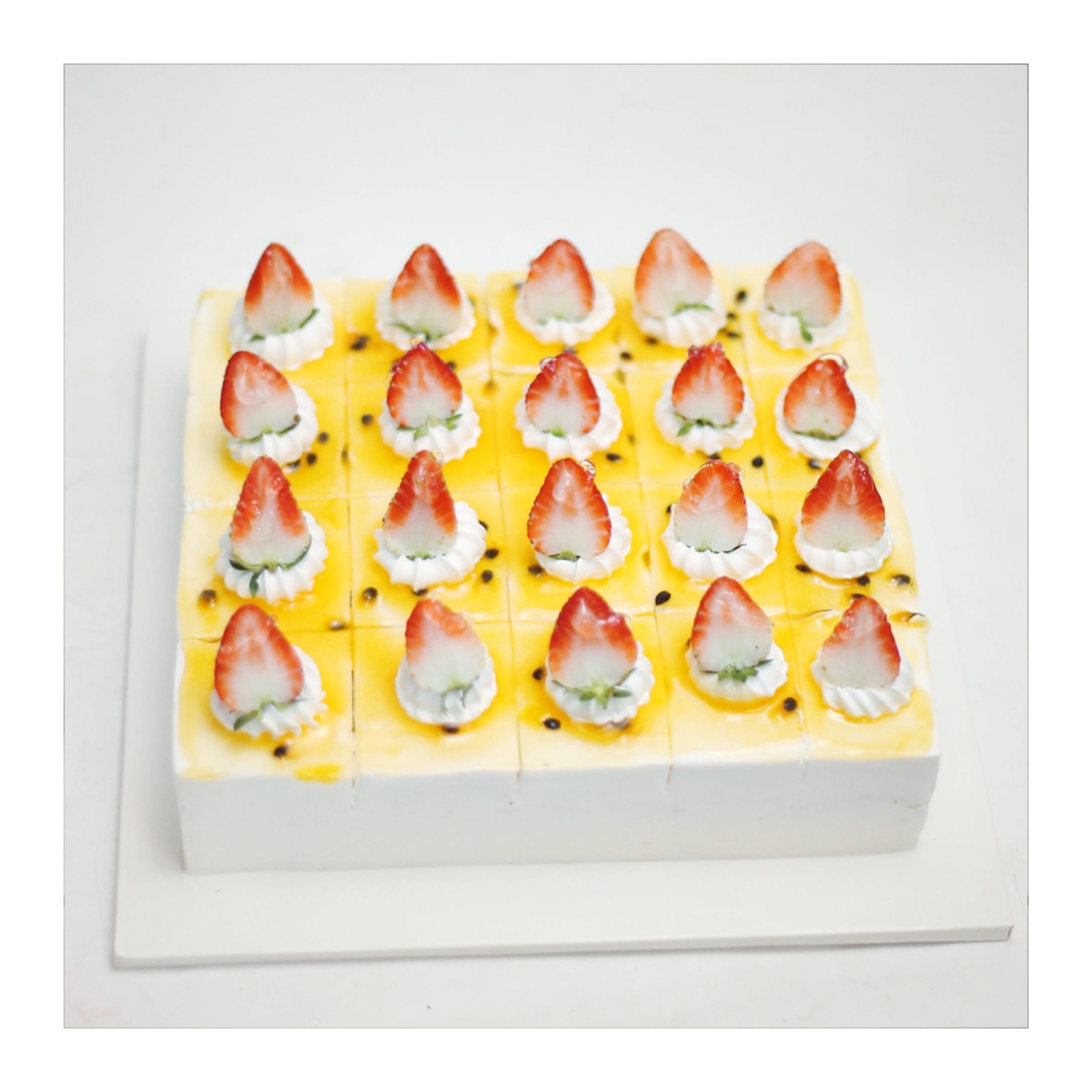 Bánh kem mousse chanh leo dâu tây