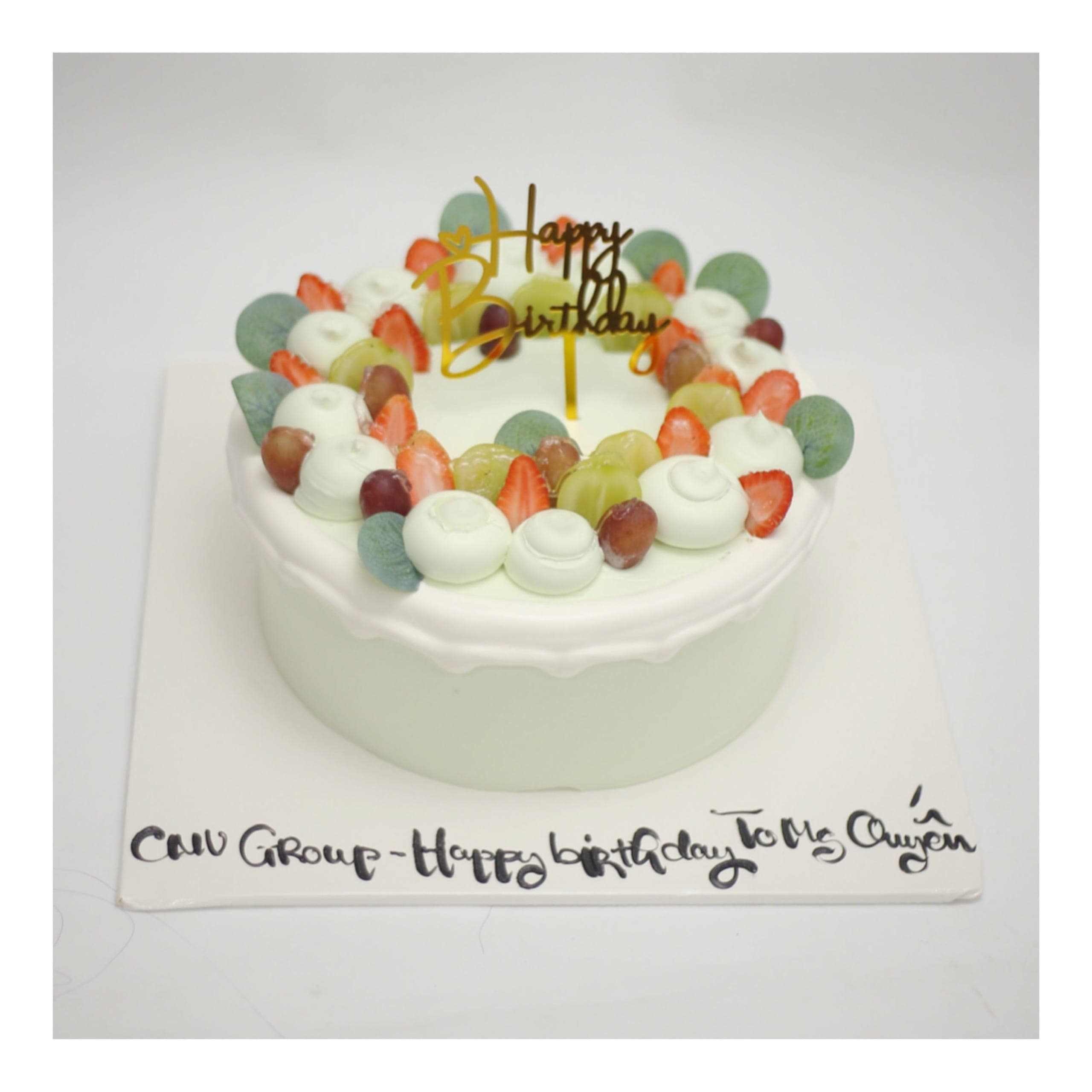 Bánh kem phủ trái cây tươi mát thanh lịch