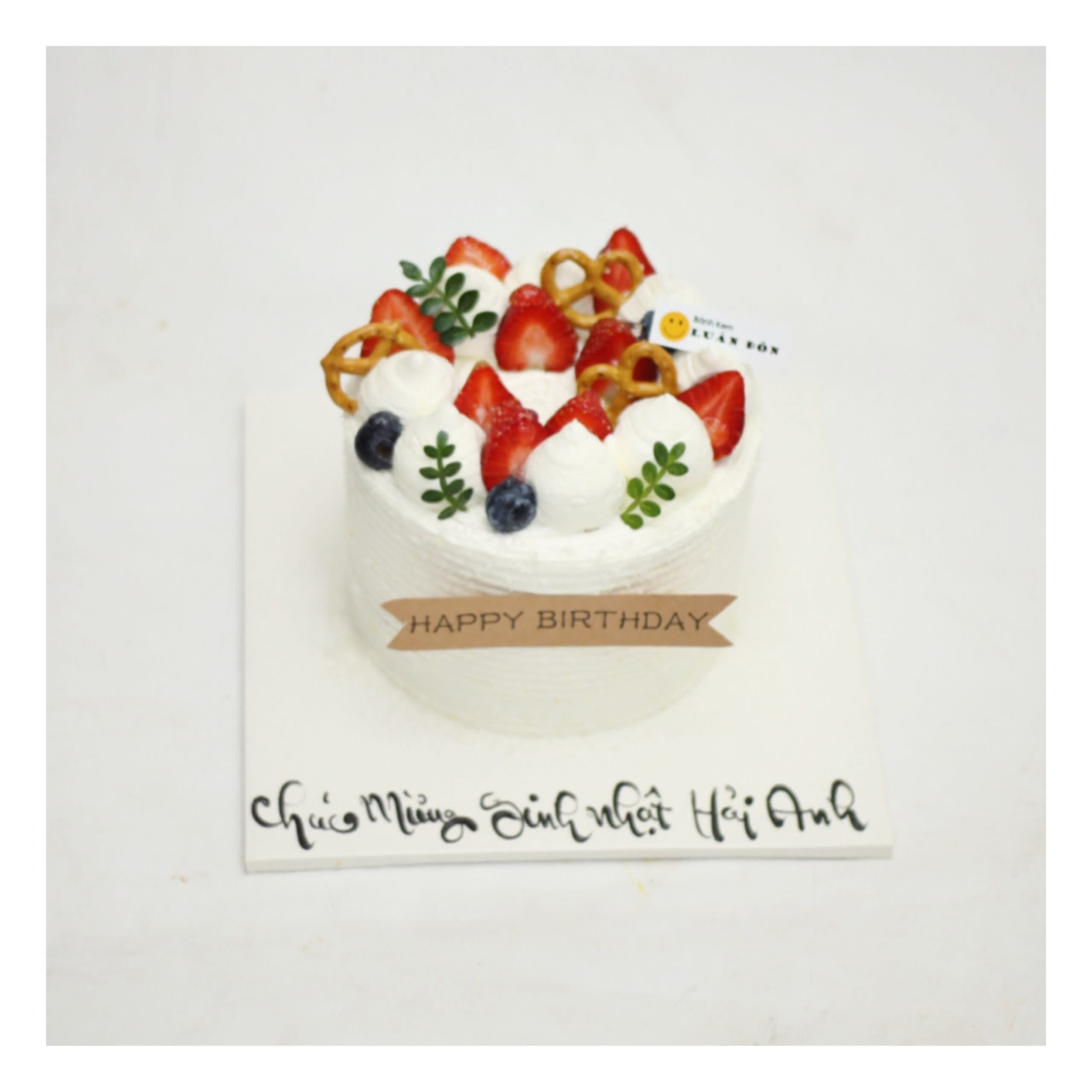 Bánh kem dâu tây và bánh quy thơm ngon