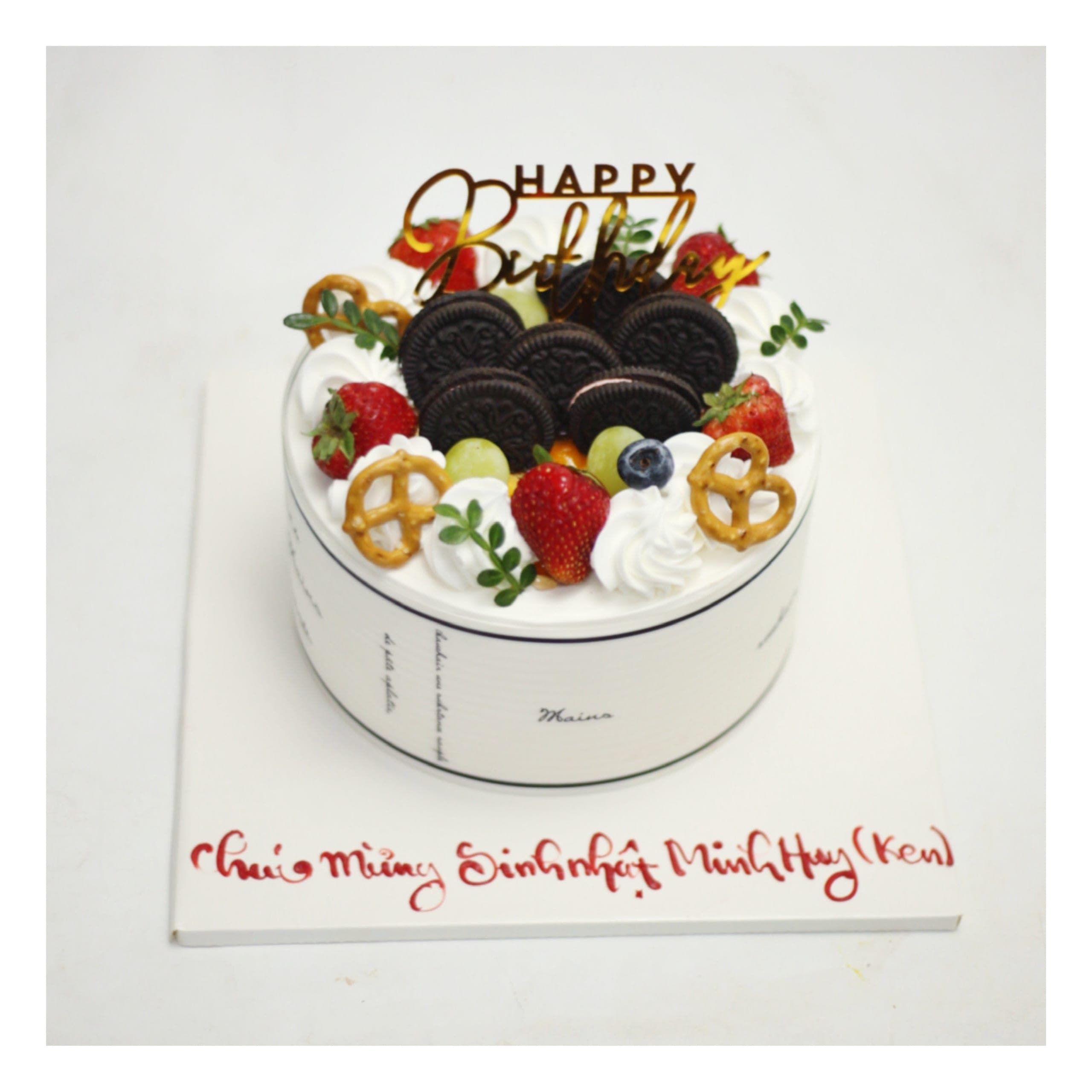 Bánh kem phủ trái cây và bánh quy ngọt ngào