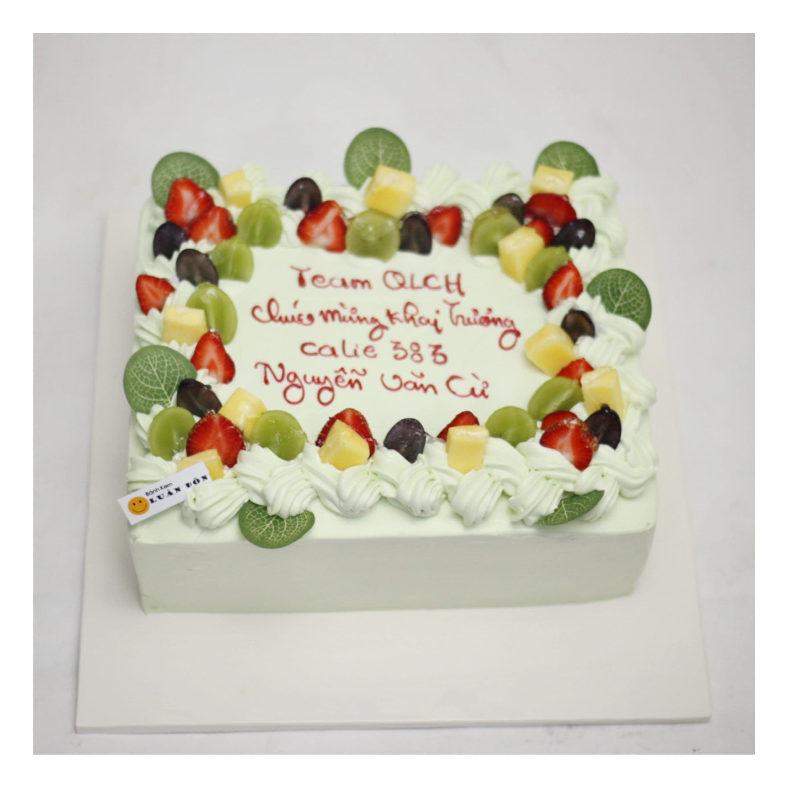 Bánh kem vuông trang trí hoa quả tươi