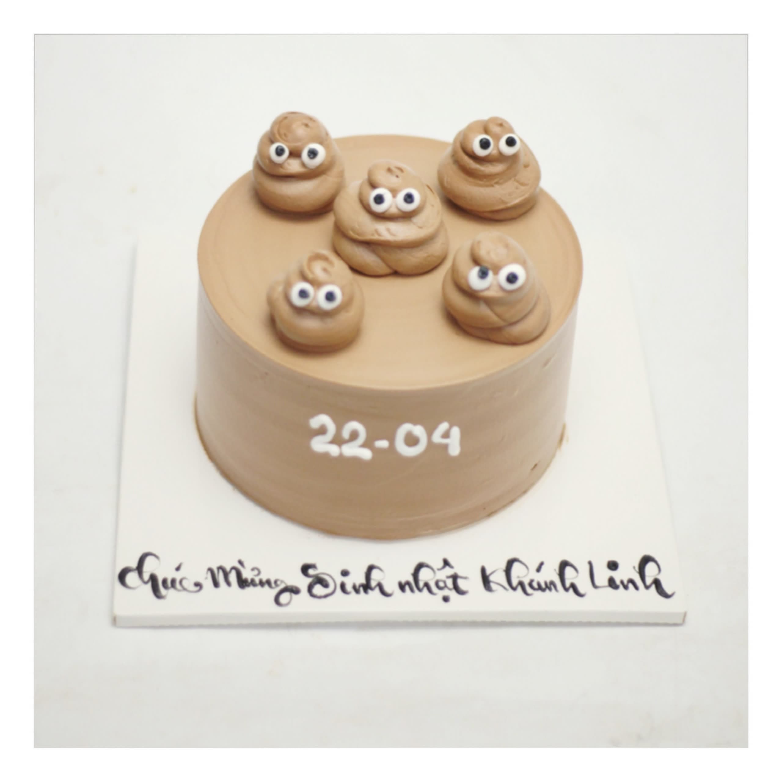 Bánh kem nâu tạo hình hài hước vui nhộn