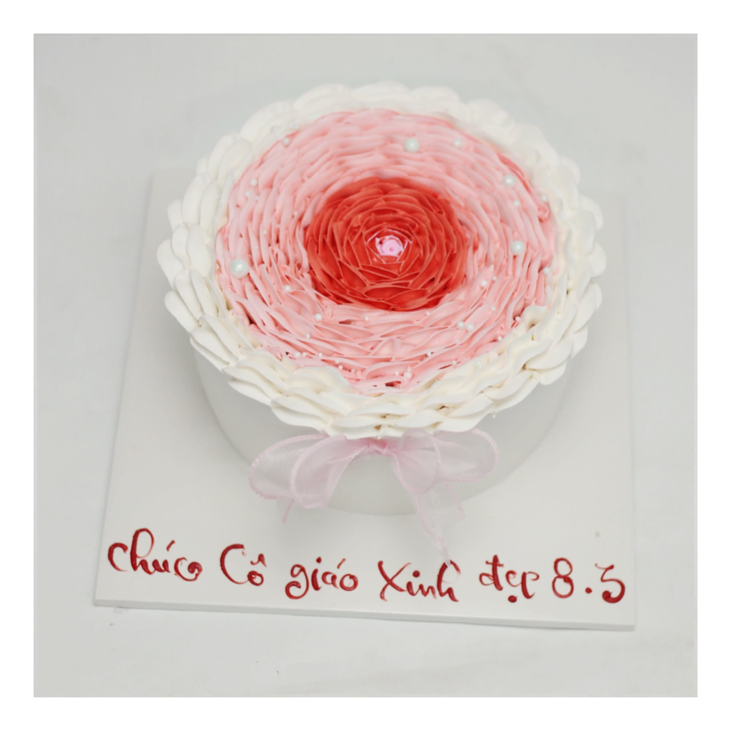 Bánh kem hoa hồng bắt mắt rực rỡ