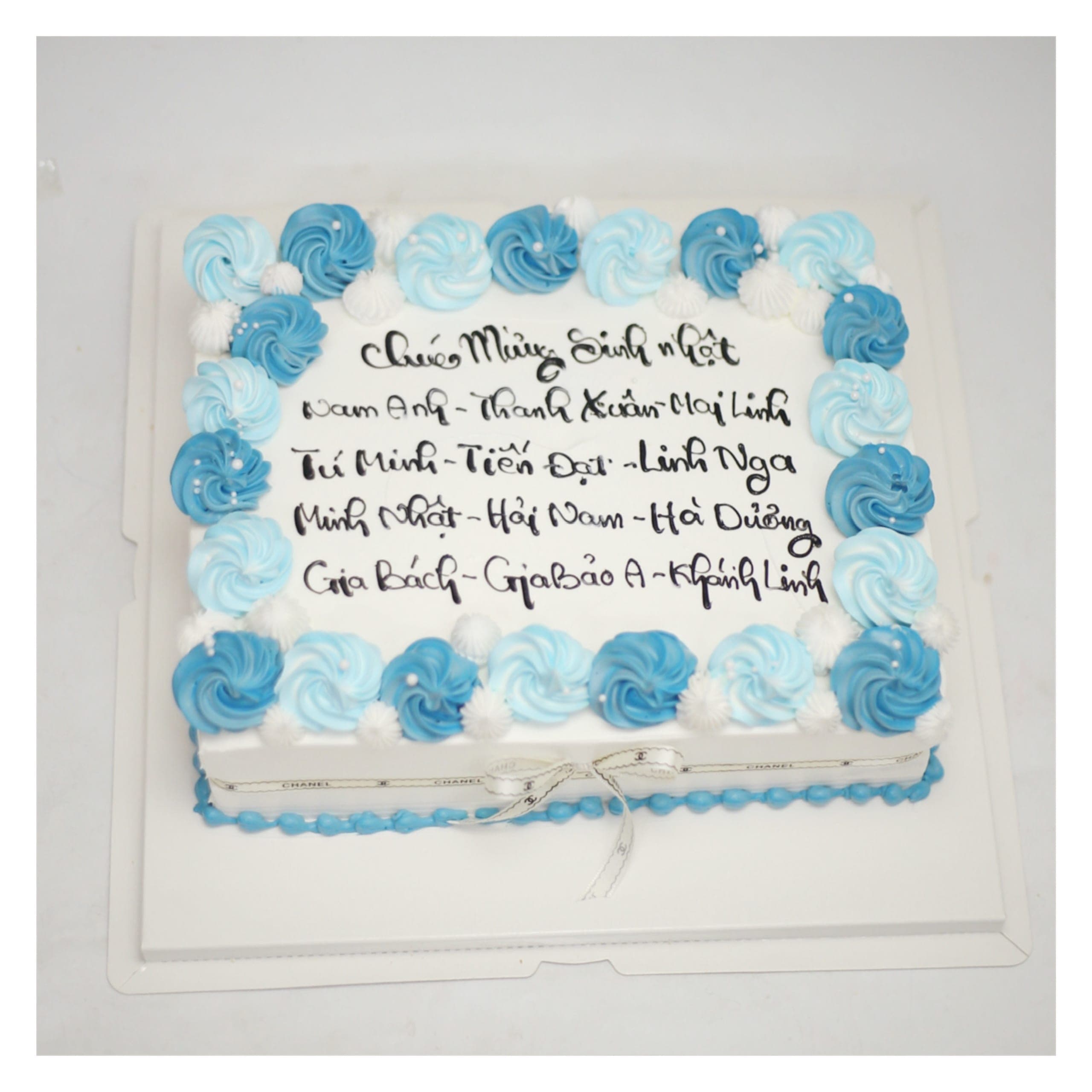 Bánh kem vuông xanh trang trí hoa kem