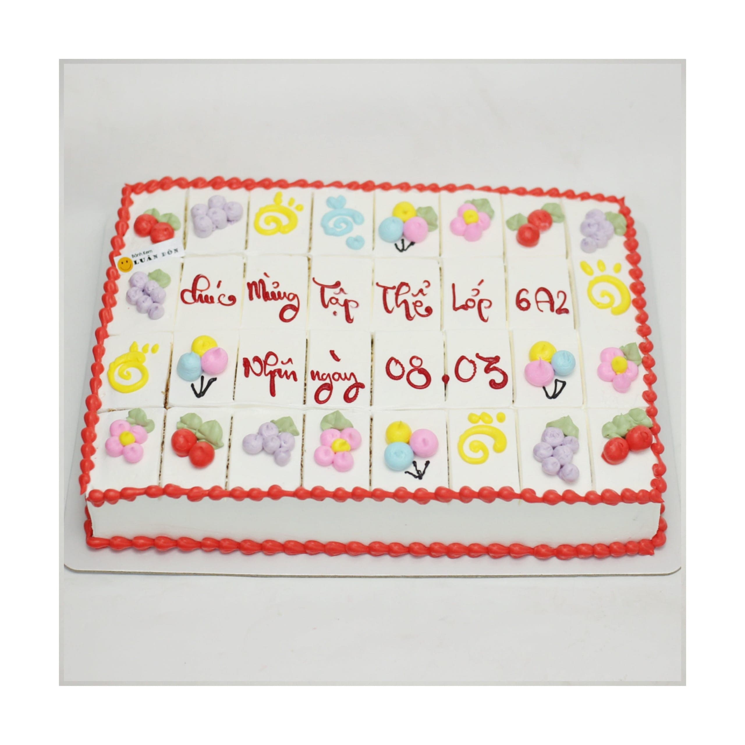 Bánh kem vuông họa tiết trái cây màu sắc