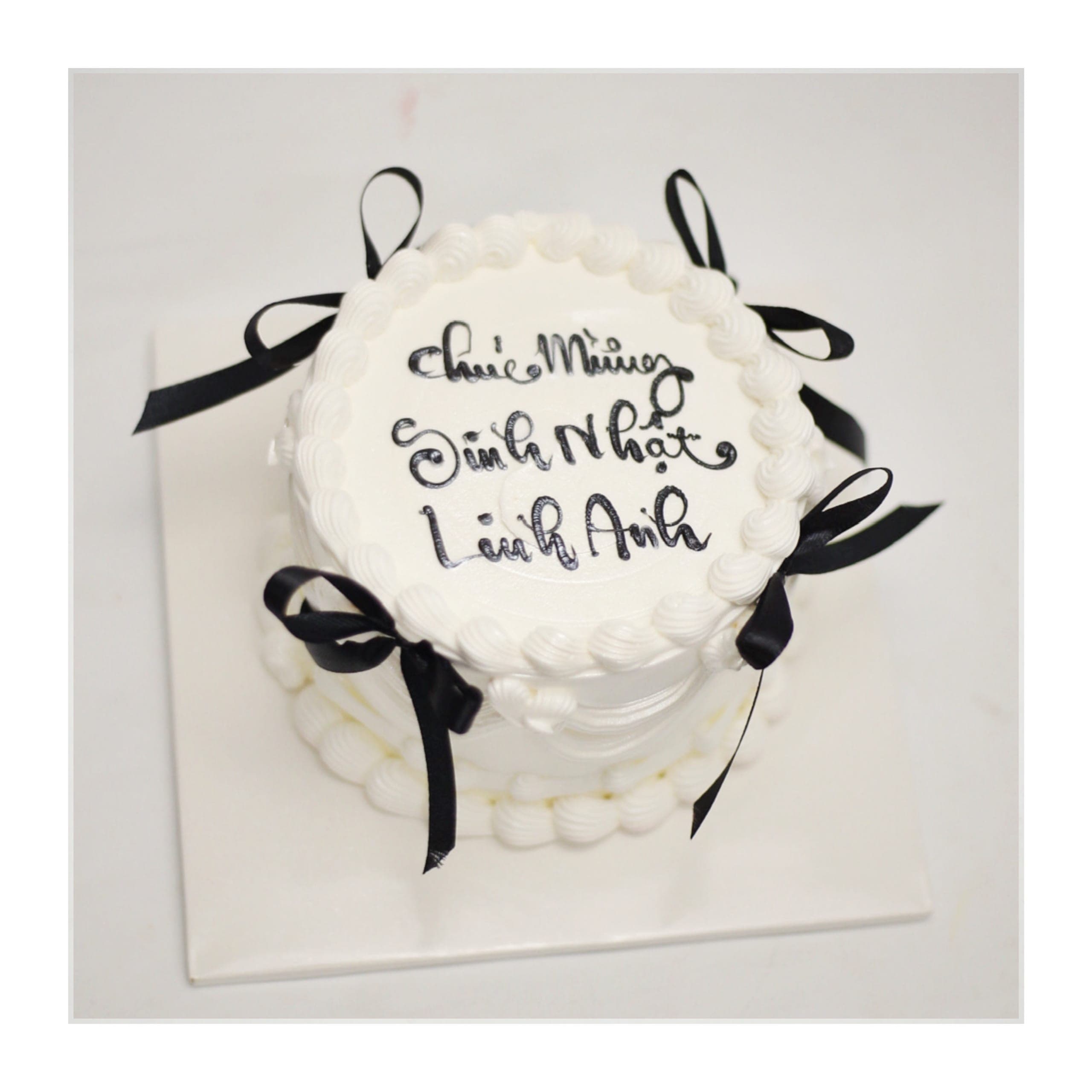 Bánh kem tối giản thắt nơ đen sang trọng