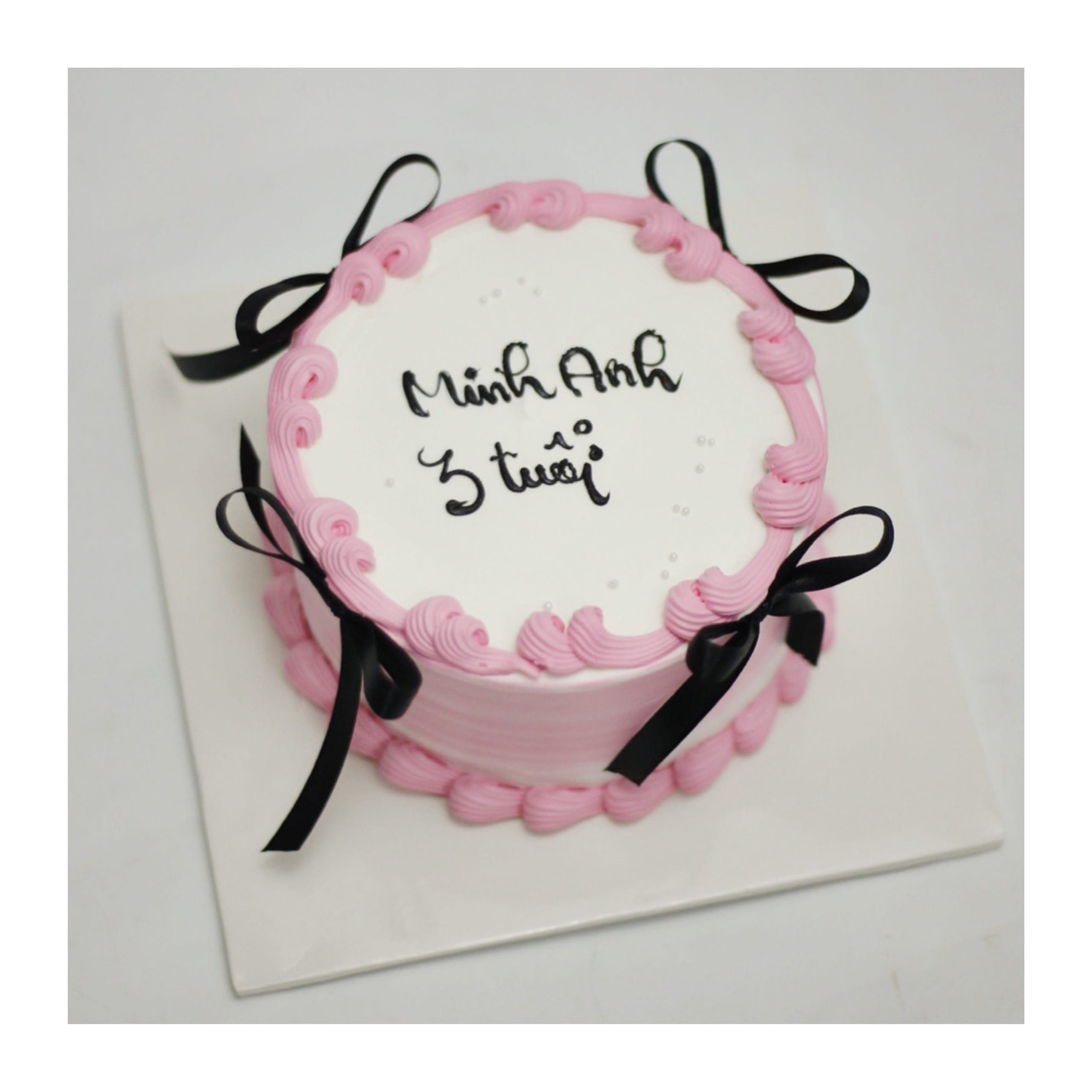 Bánh kem màu hồng thắt nơ cho bé gái
