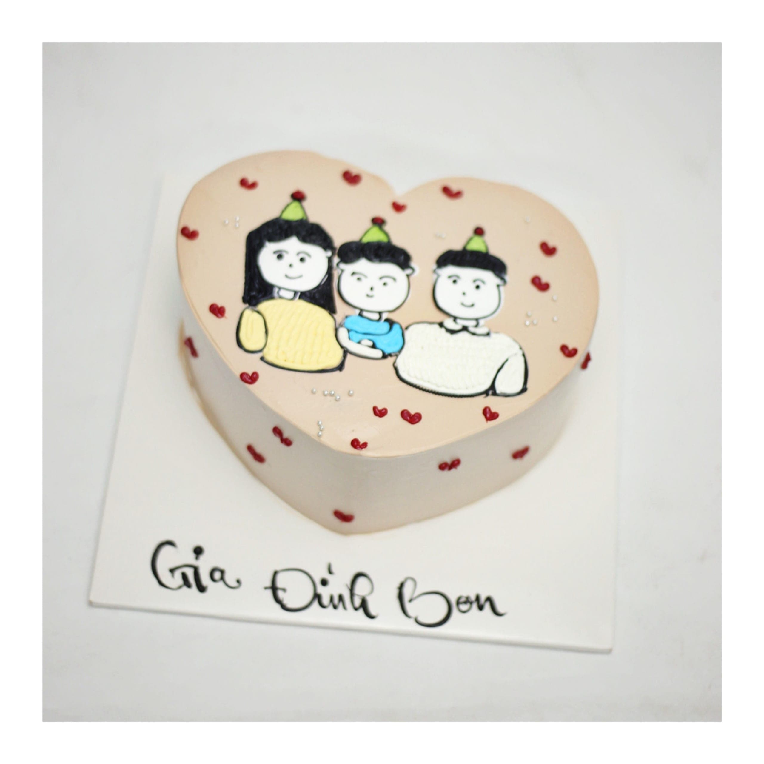 Bánh kem trái tim vẽ hình gia đình hạnh phúc