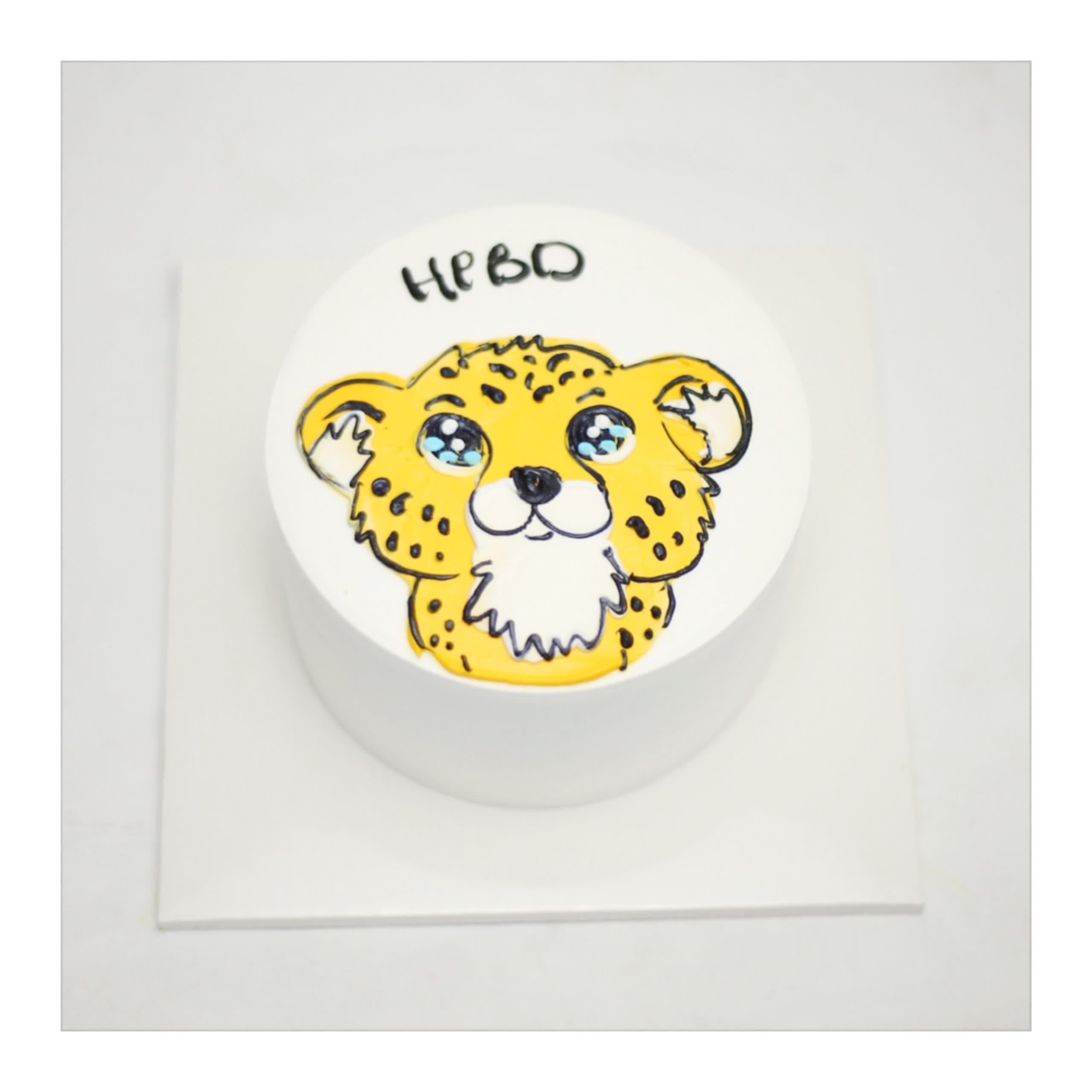 Bánh kem trắng vẽ hình mặt hổ con dễ thương