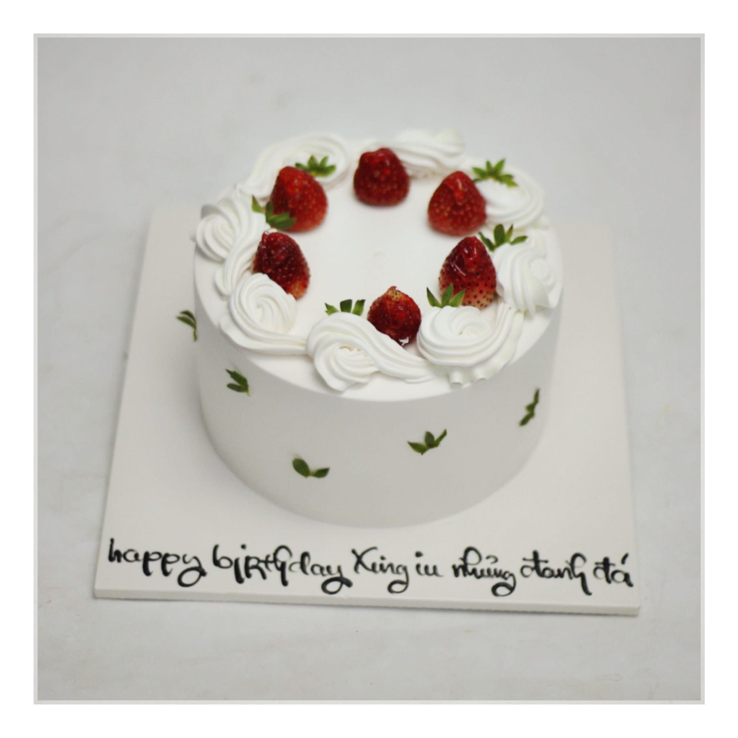 Bánh kem trắng trang trí dâu tây tươi