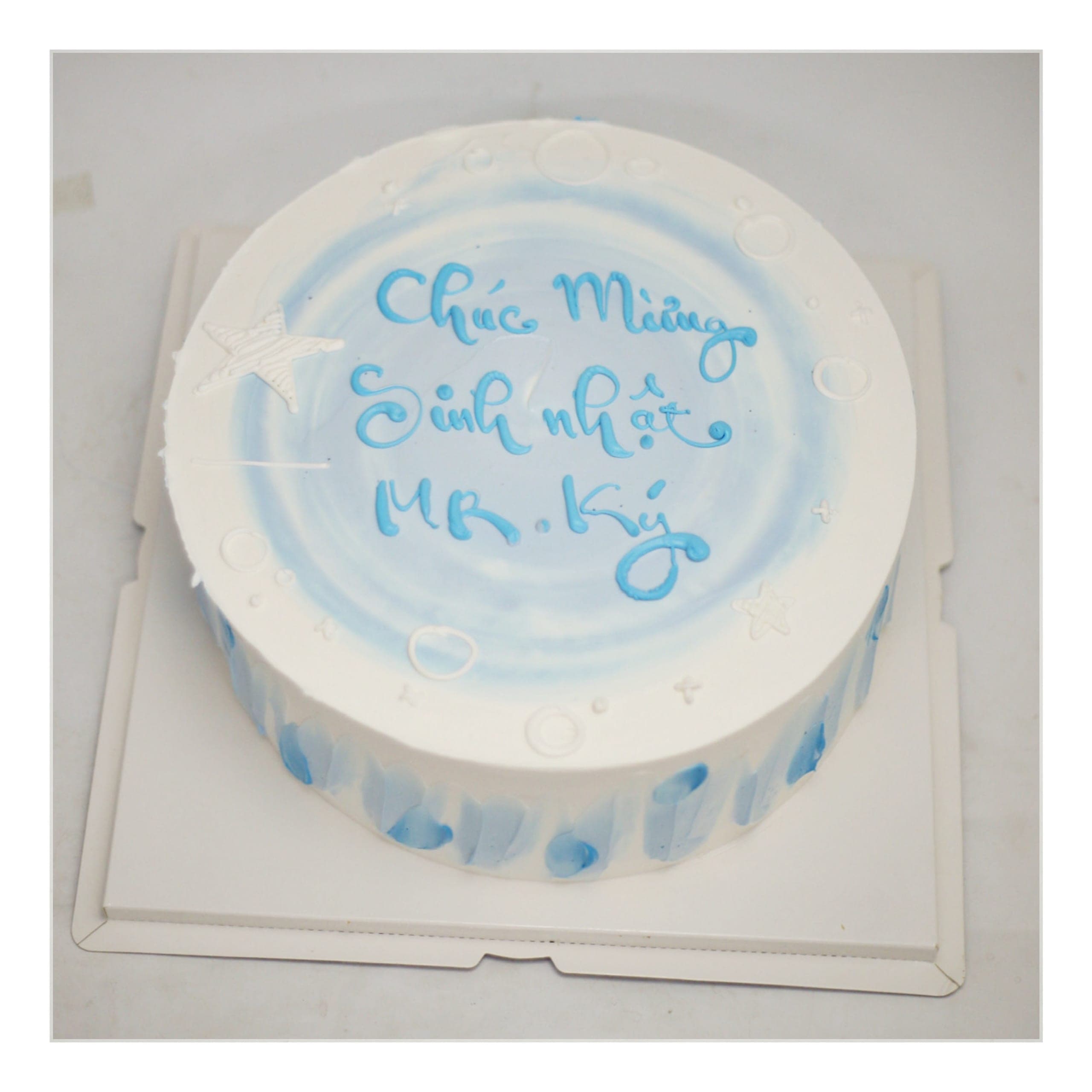 Bánh kem sinh nhật tone xanh dương trang trí ngôi sao