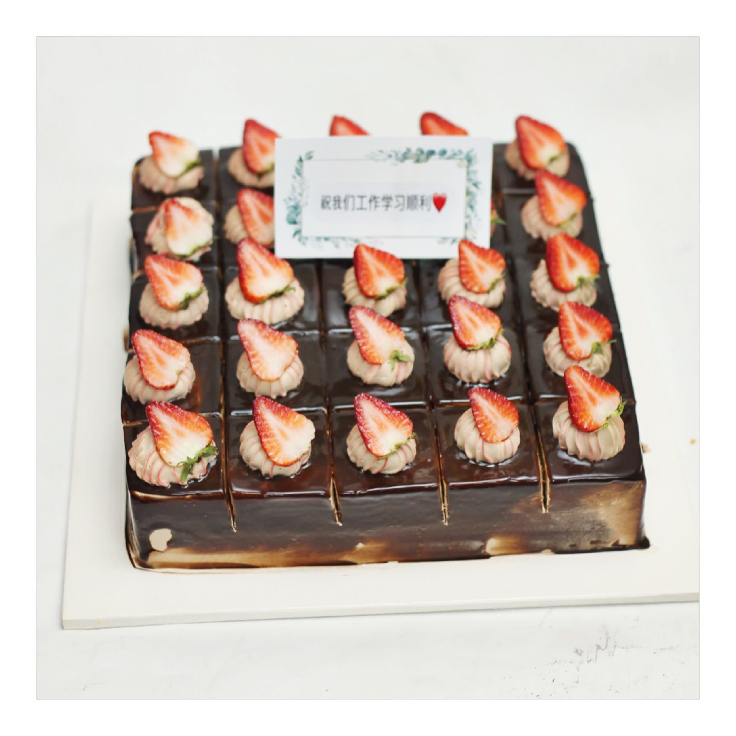 Bánh kem cắt miếng vị socola dâu tây