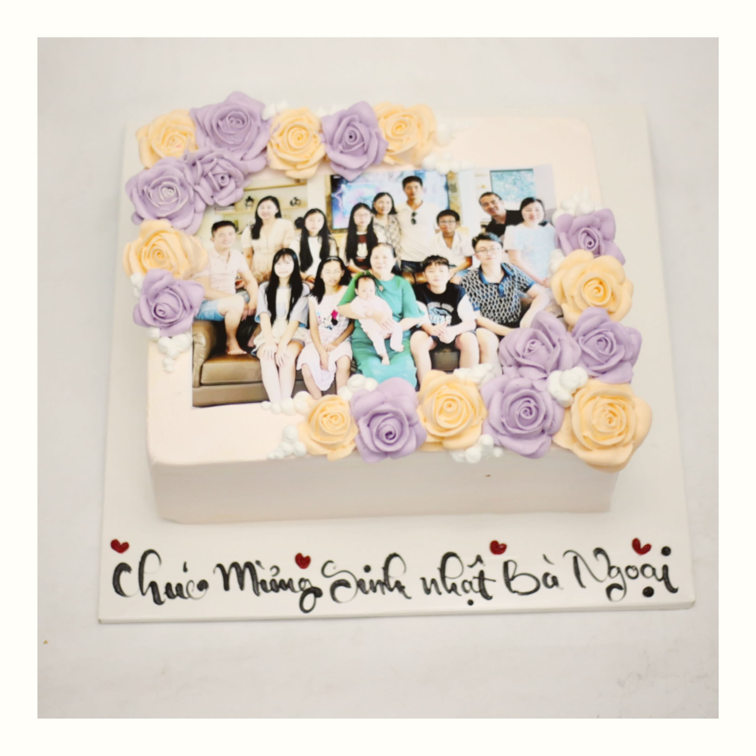Bánh kem vuông in ảnh gia đình cùng hoa