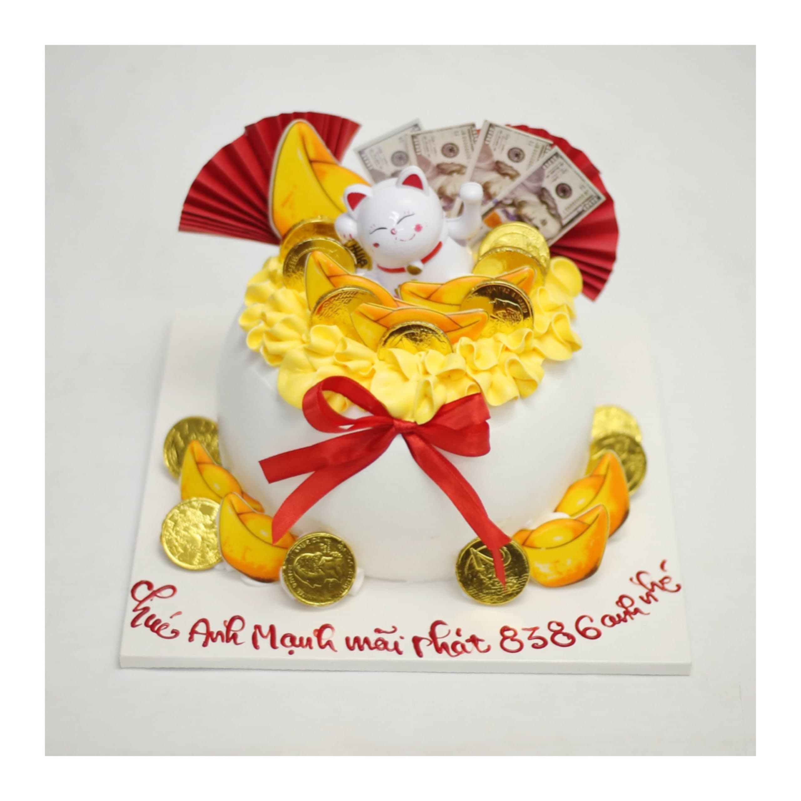 Bánh kem mèo thần tài cùng tiền vàng may mắn