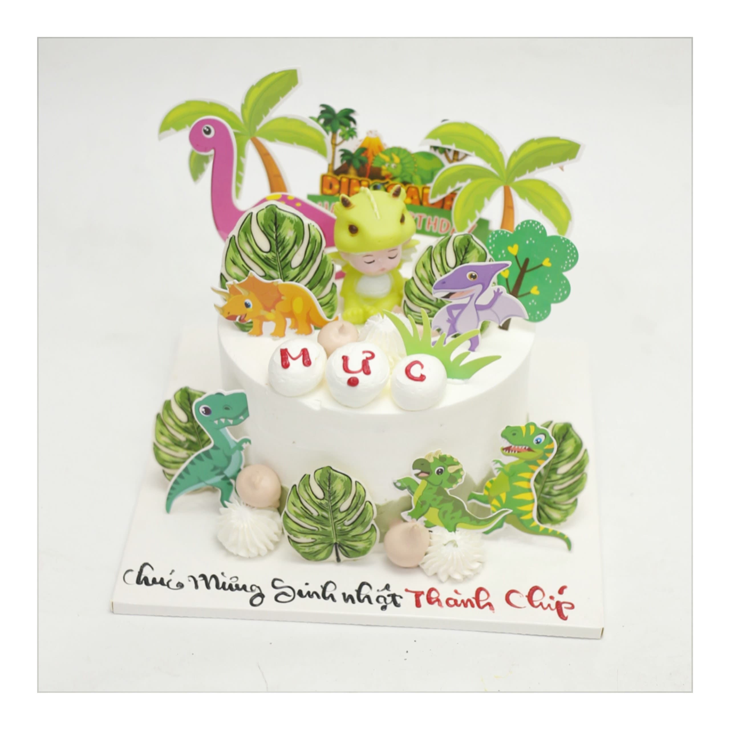 Bánh kem phủ dâu tây và nho tươi ngọt ngào