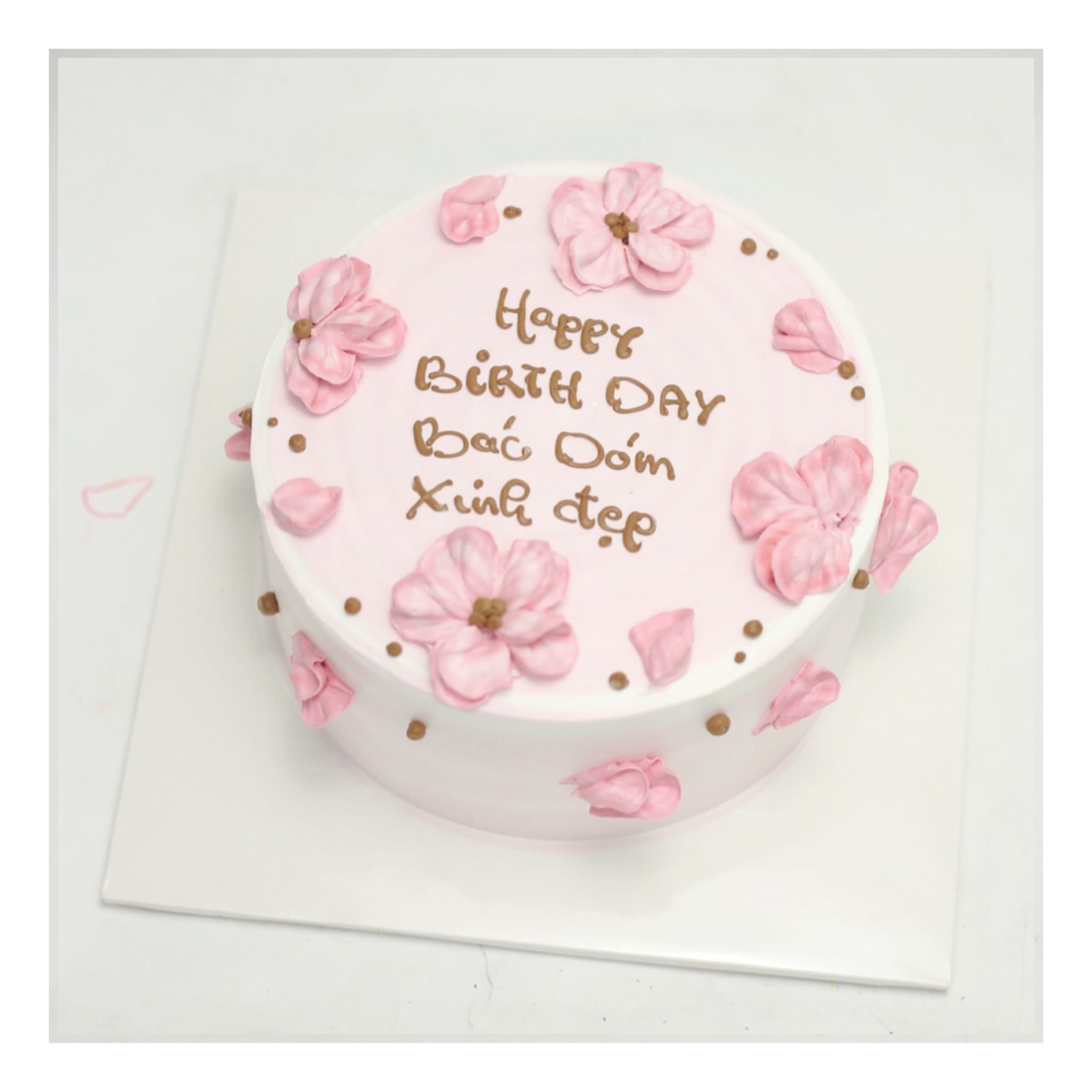 Bánh kem trang trí hoa hồng kem nhẹ nhàng