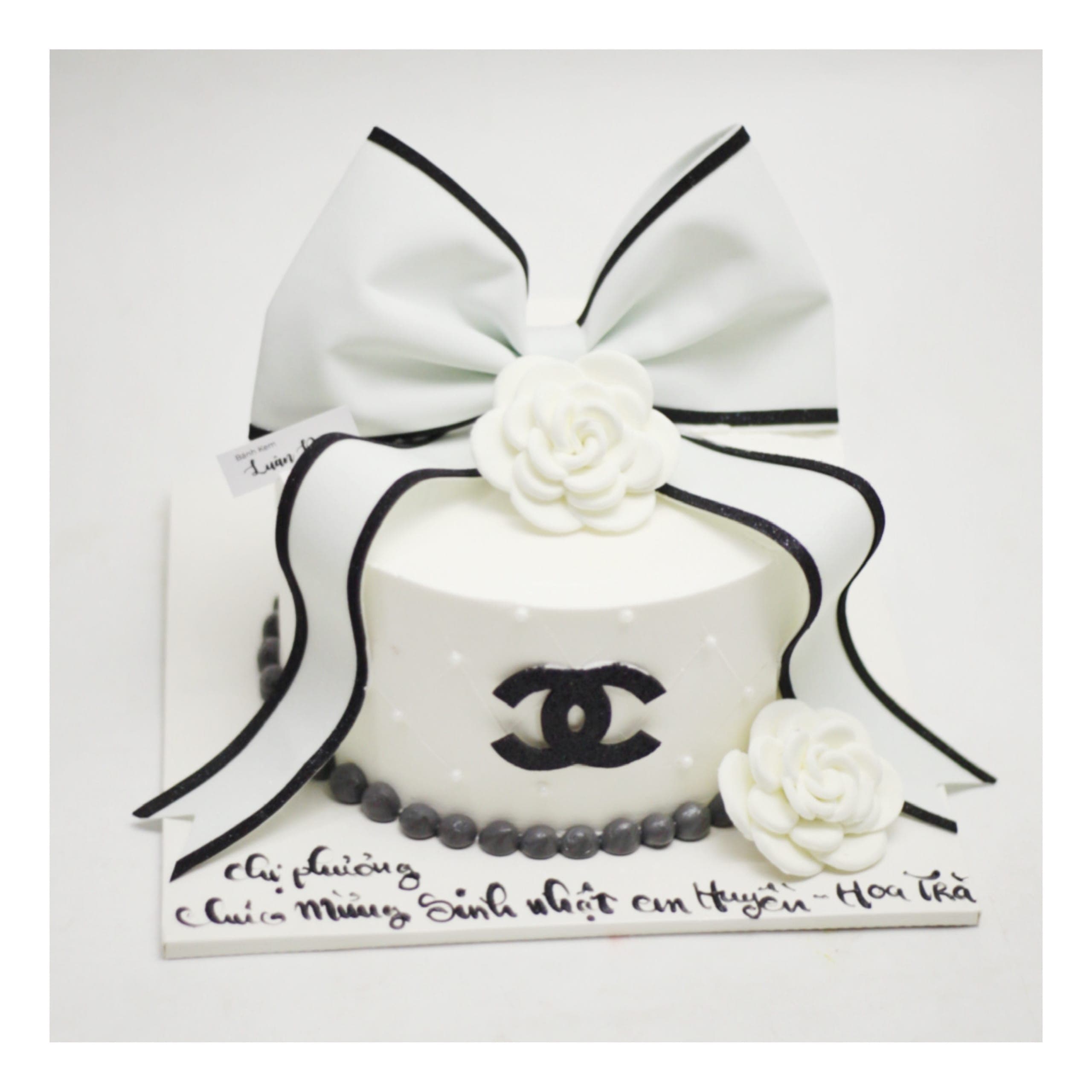 Bánh kem nơ trắng phong cách Chanel