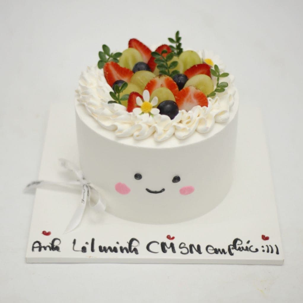 Bánh kem mặt cười trang trí hoa quả tươi