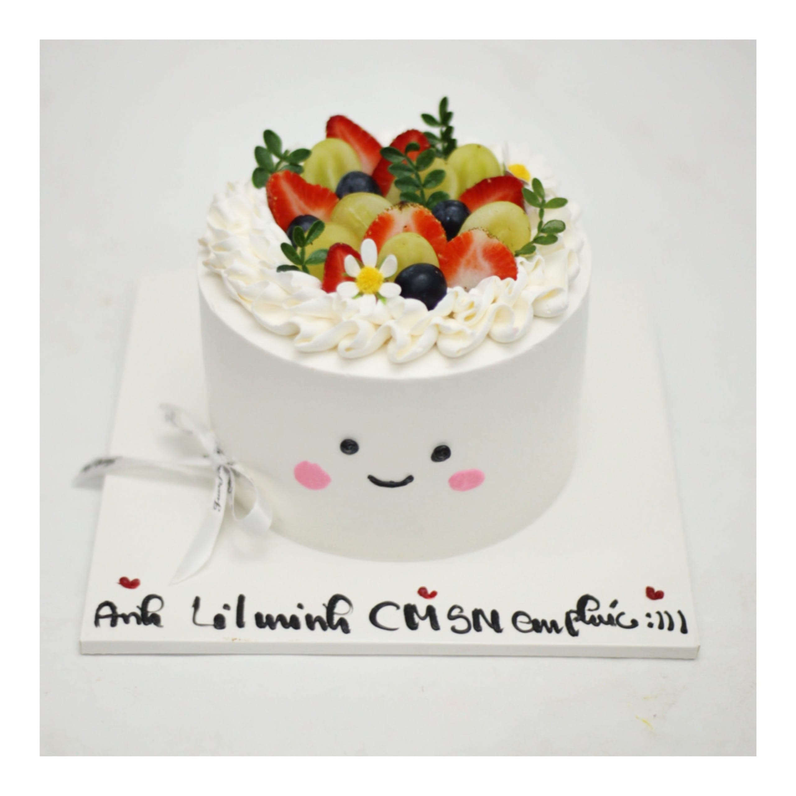 Bánh kem mặt cười trang trí hoa quả tươi
