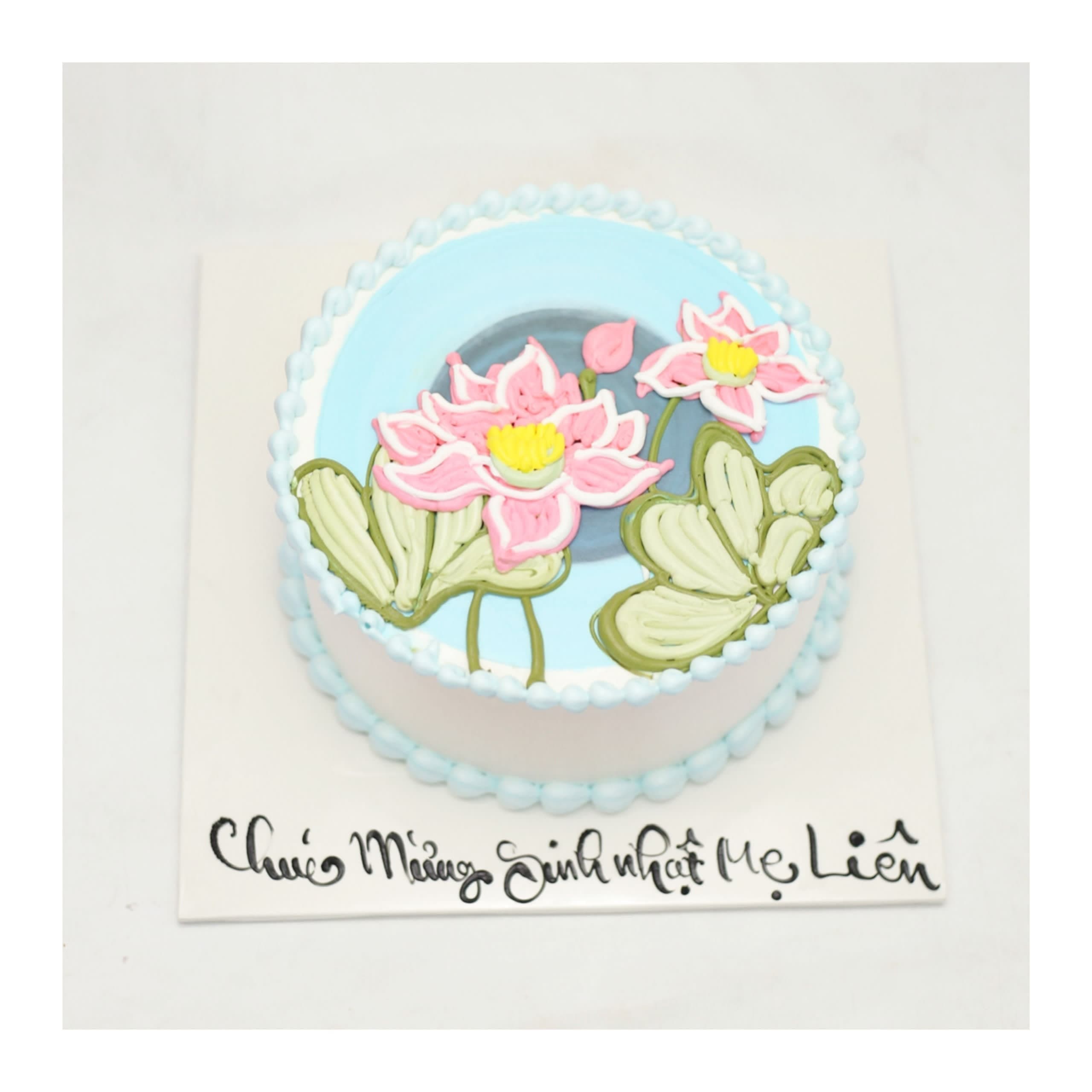 Bánh kem vẽ hoa sen dành cho mẹ