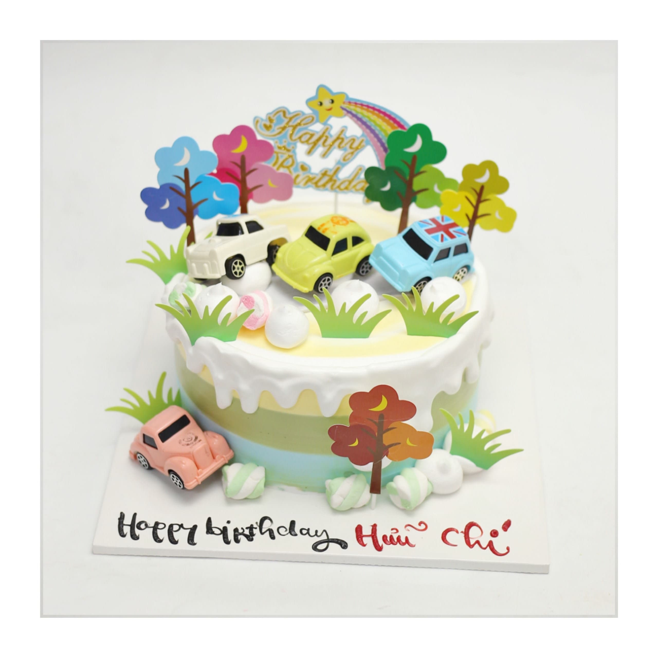 Bánh kem xe hơi và cây xanh rực rỡ