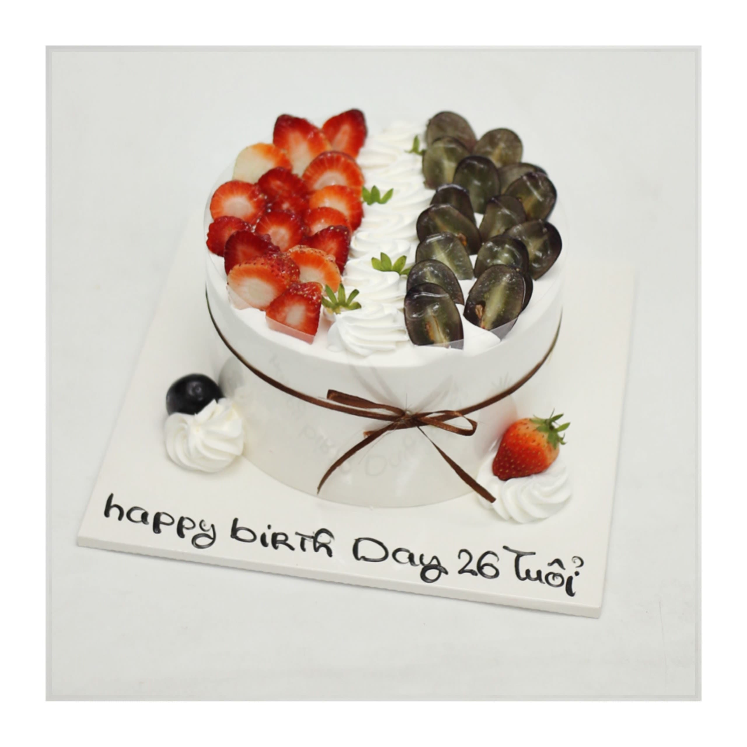 Bánh kem dâu tây và nho sang trọng