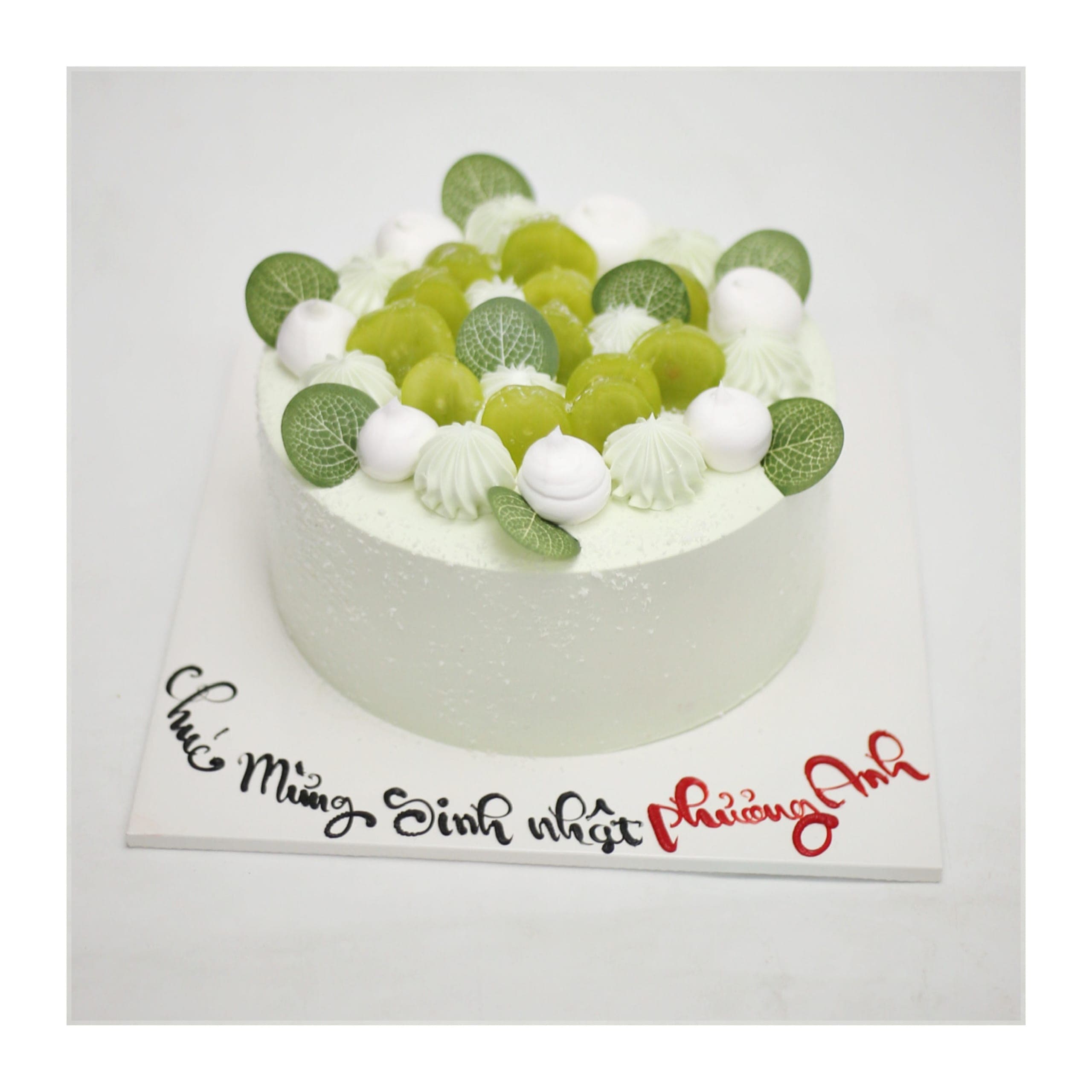Bánh kem phủ kem xanh decor nho tươi