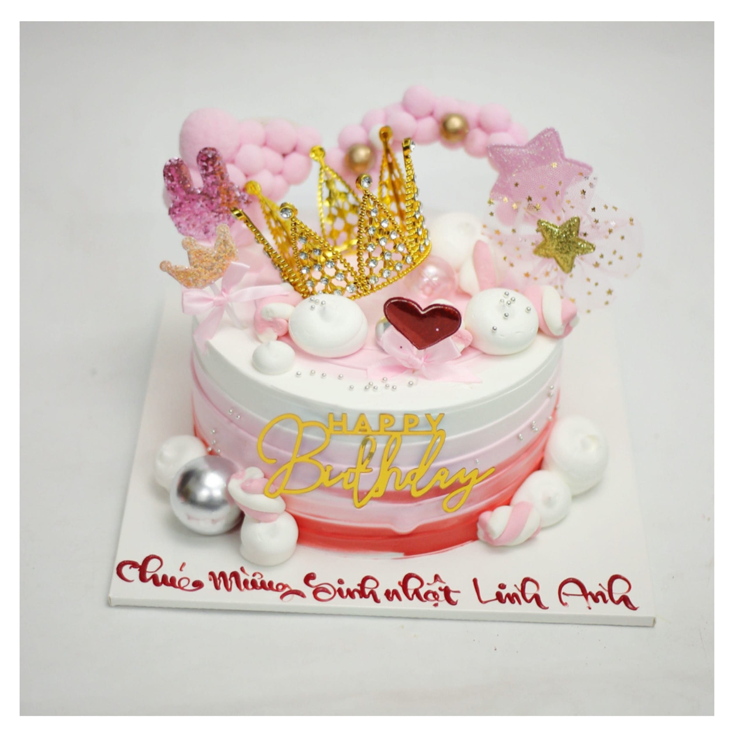 Bánh kem hồng sang trọng với vương miện vàng