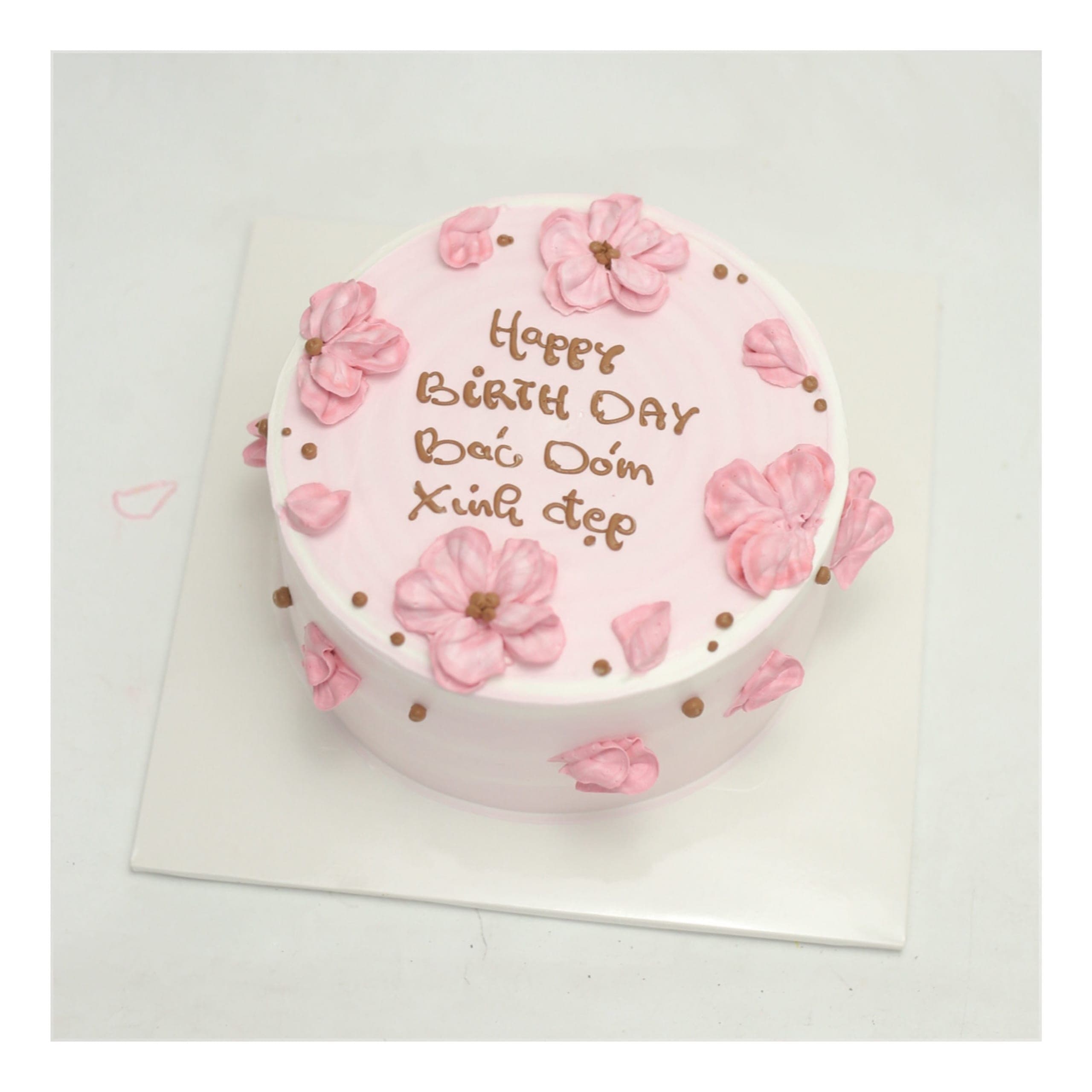 Bánh kem hồng trang trí hoa kem xinh xắn