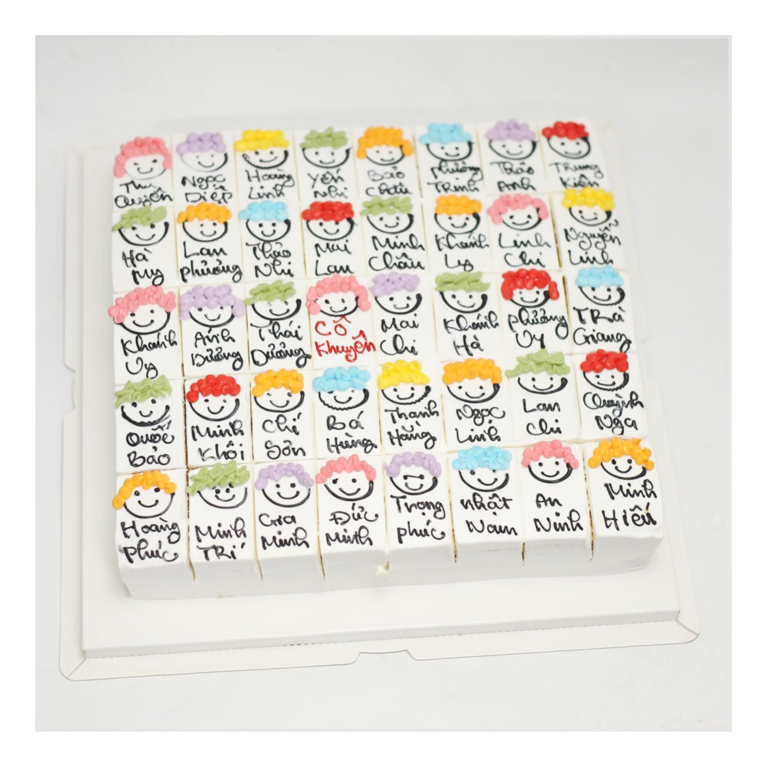 Bánh kem cắt miếng mặt cười cá tính