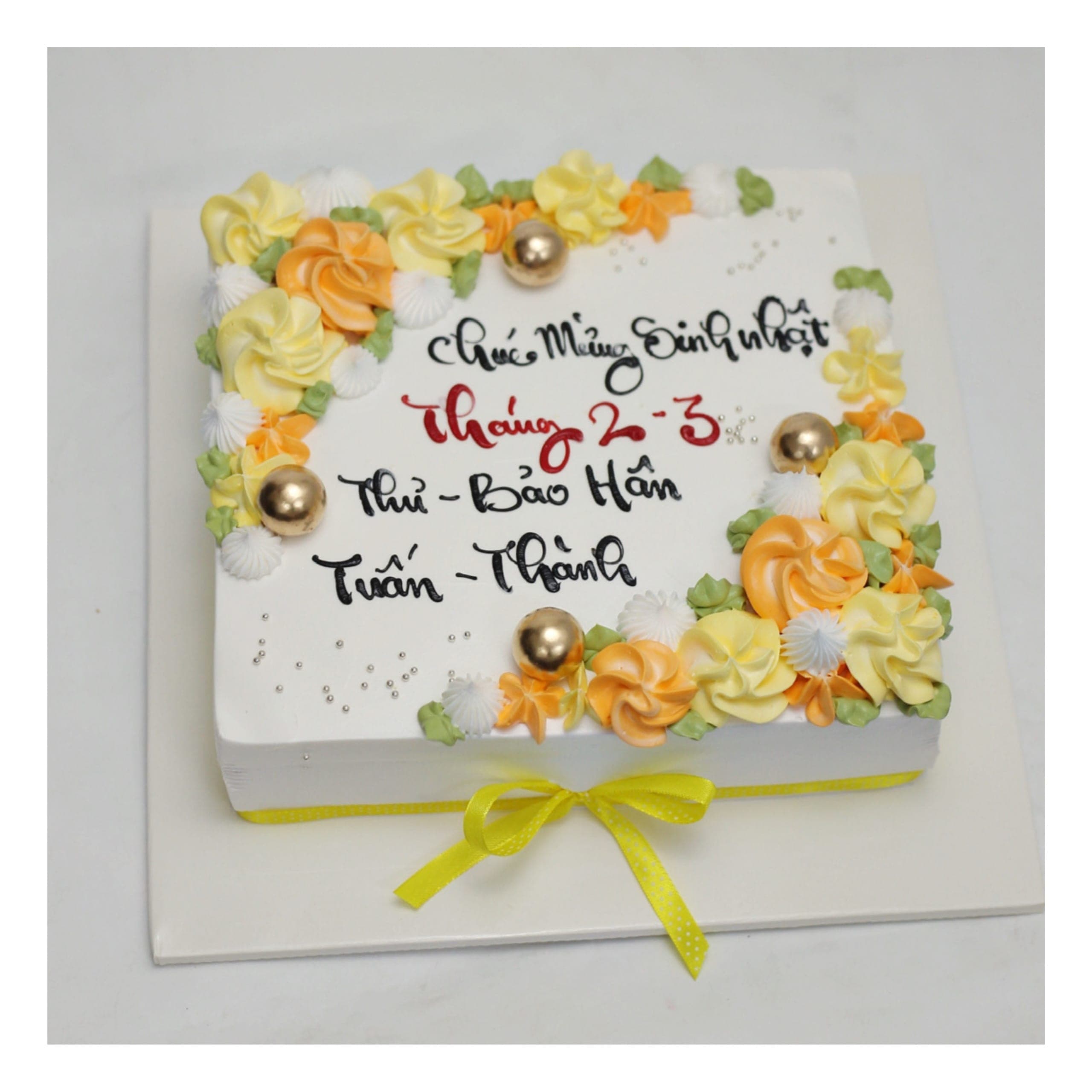 Bánh kem vuông họa tiết hoa vàng tinh tế