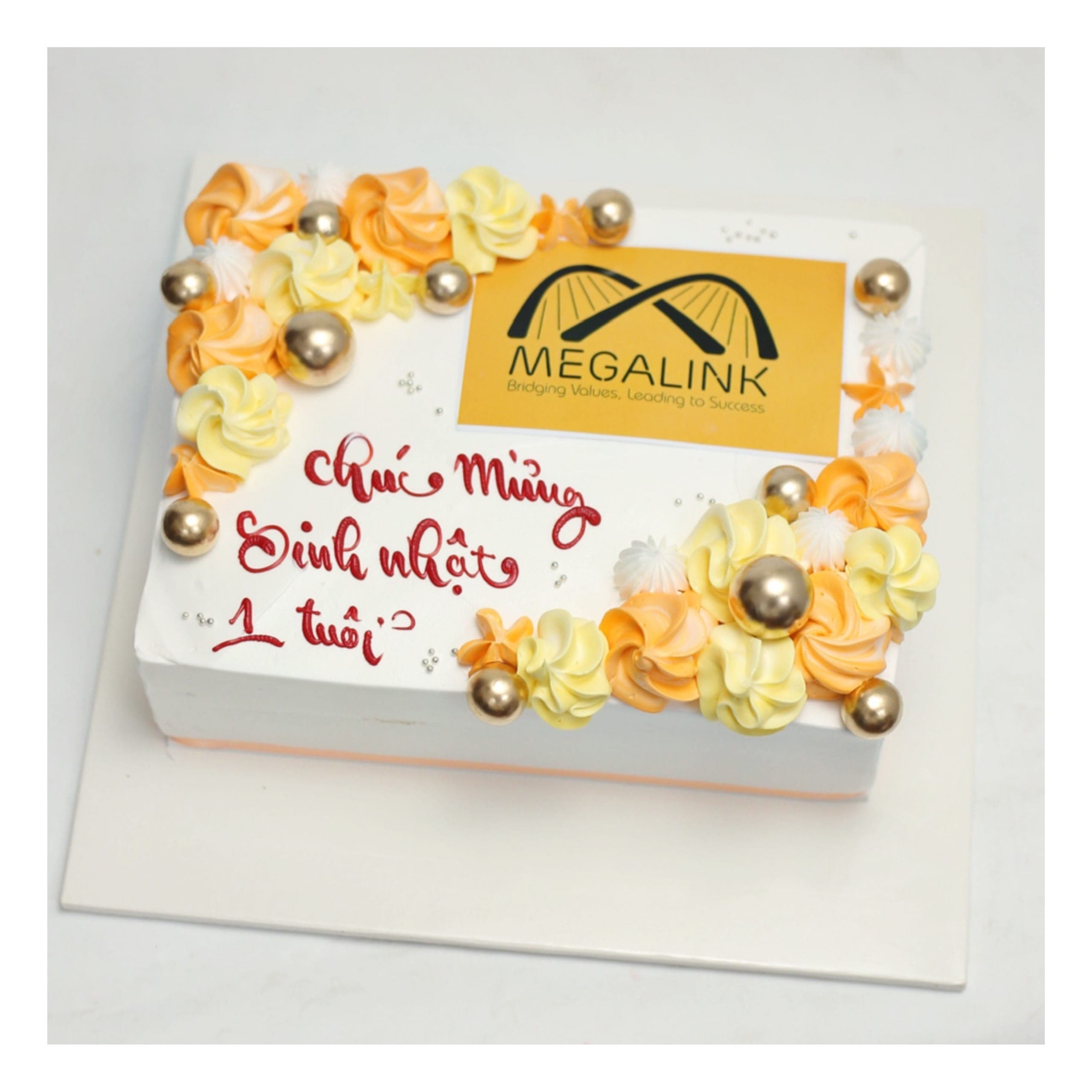 Bánh kem vuông chúc mừng sinh nhật 1 tuổi