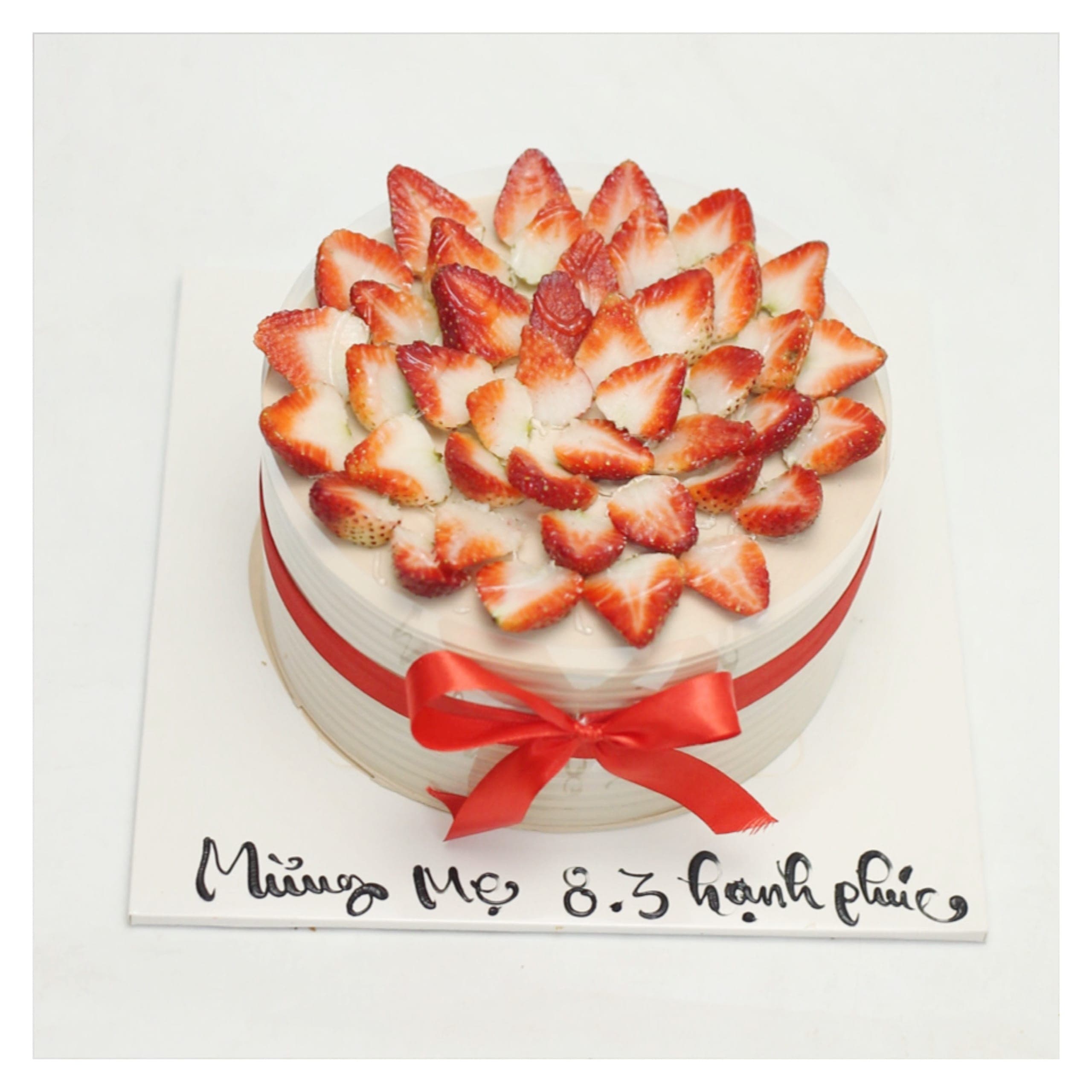 Bánh kem dâu tây tươi đỏ rực rỡ