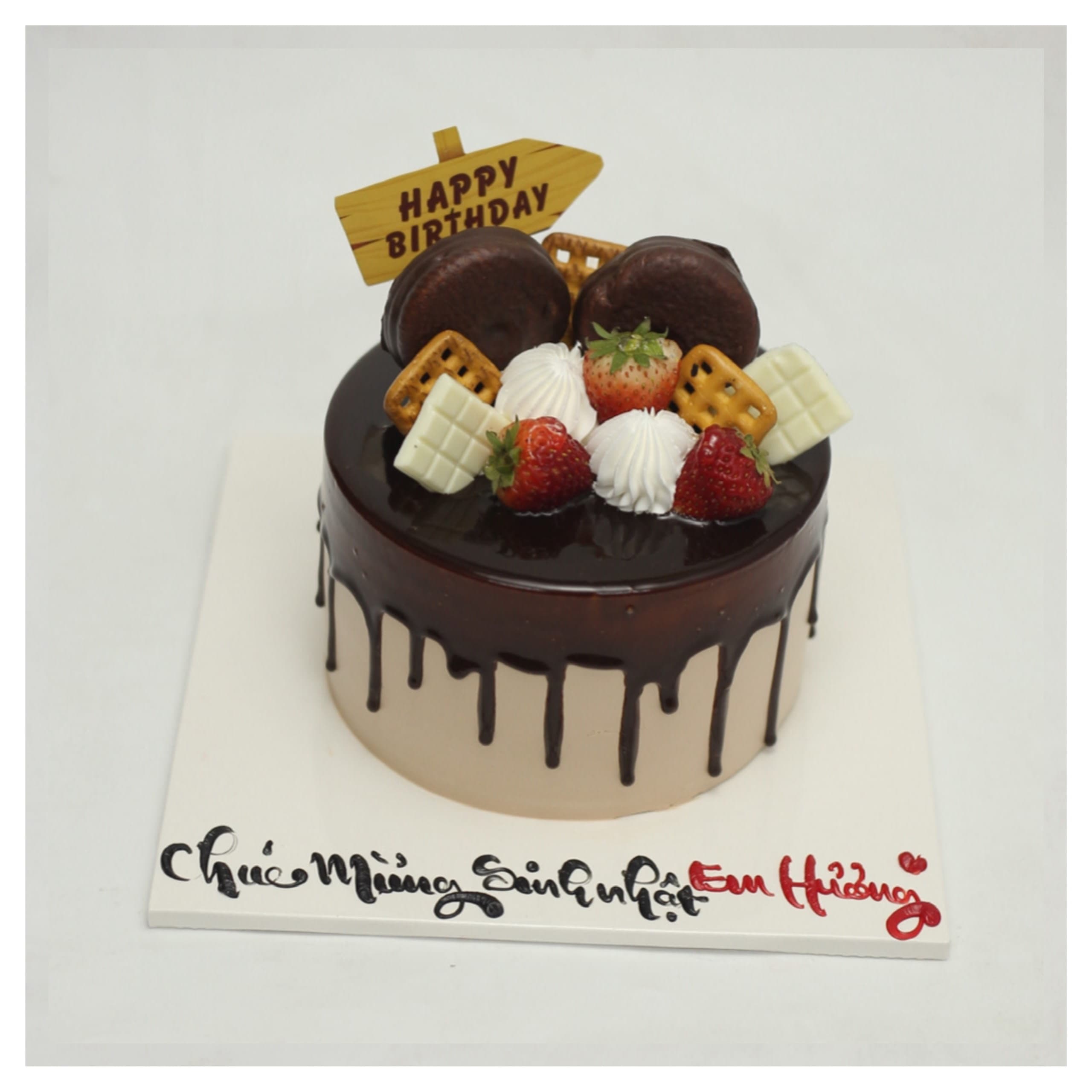 Bánh kem socola tan chảy cùng hoa quả tươi