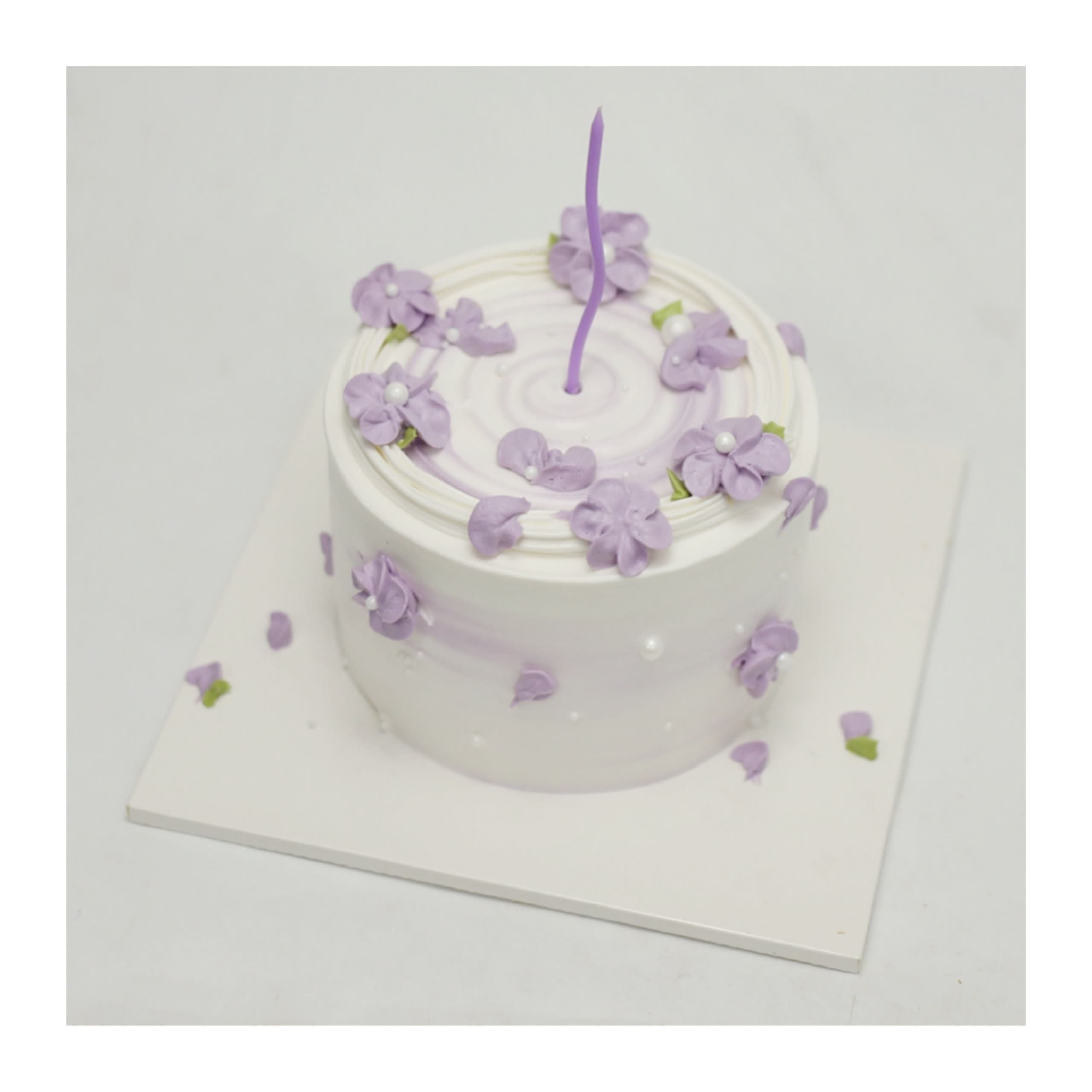 Bánh kem hoa tím trang trí ngọc trai