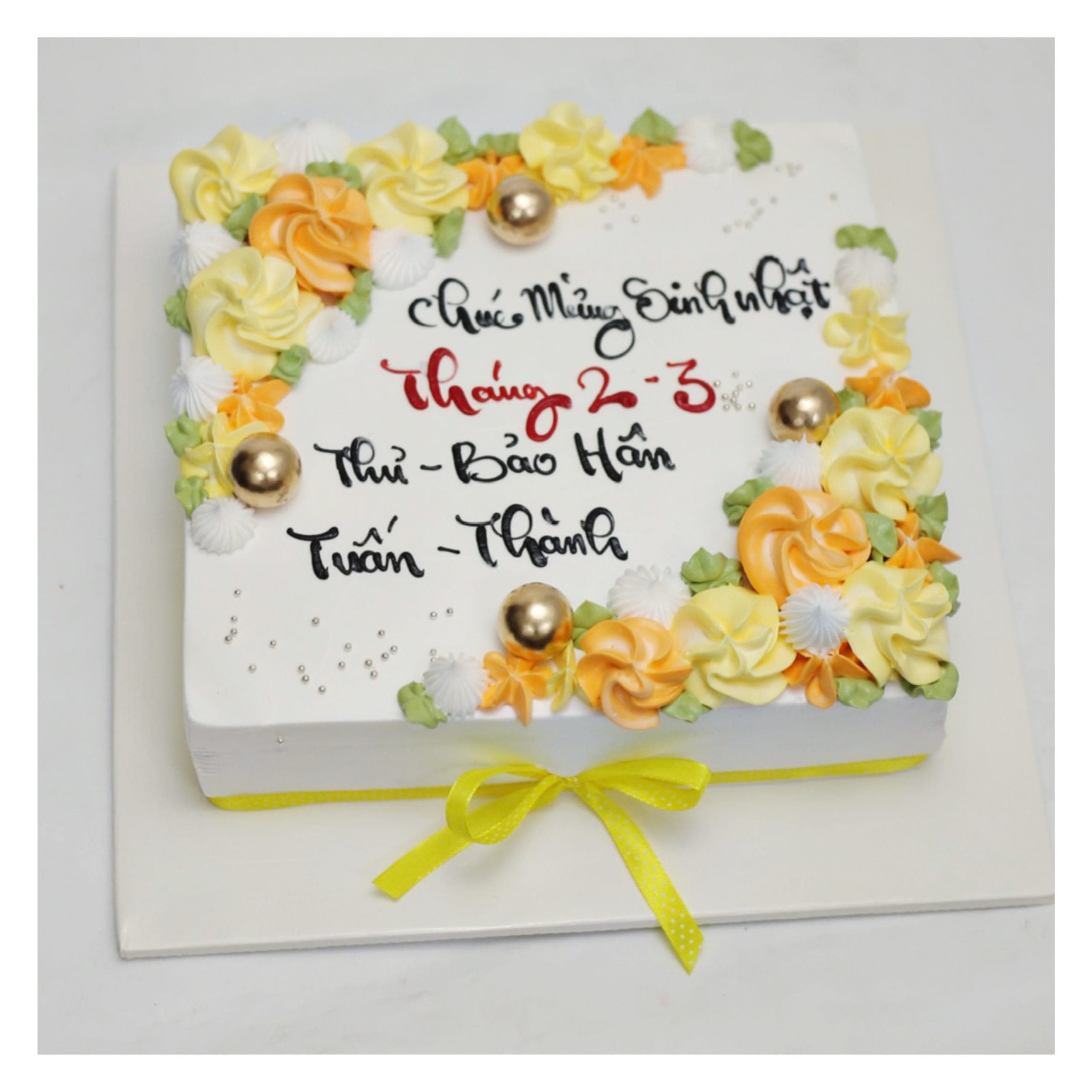 Bánh kem vuông hoa kem tông vàng sang trọng