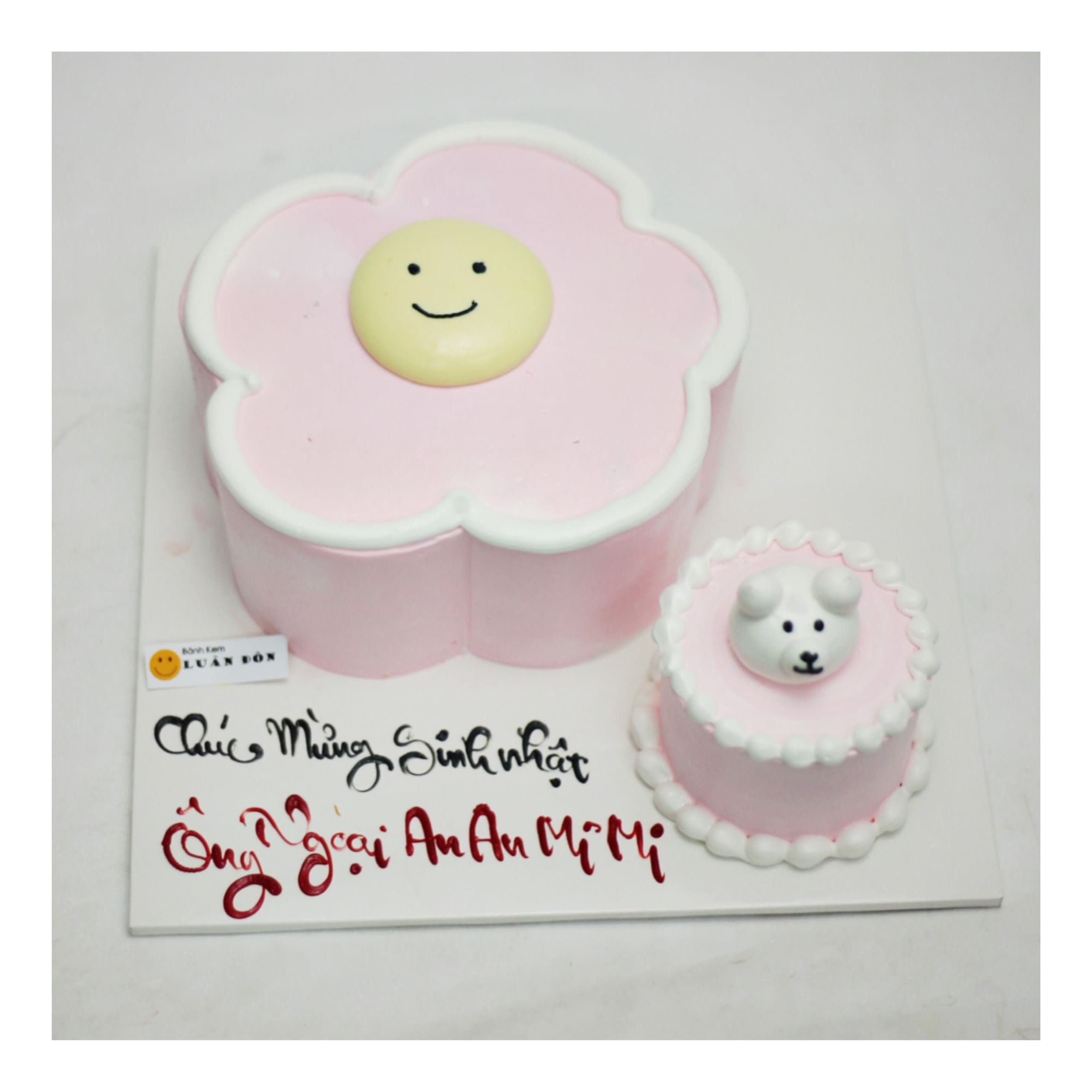 Bánh kem đôi hoa mặt cười và gấu