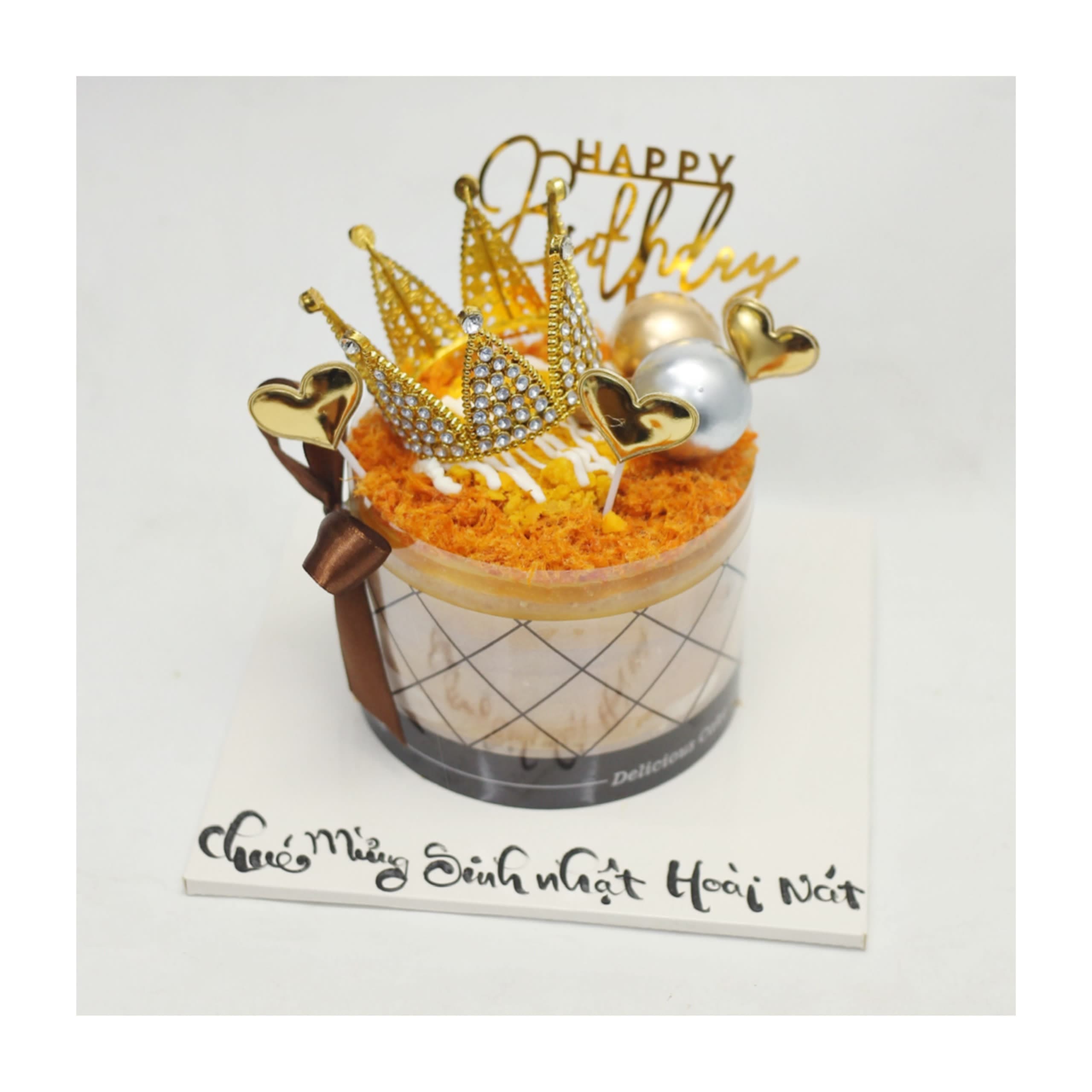 Bánh bông lan trứng muối vương miện vàng sang trọng