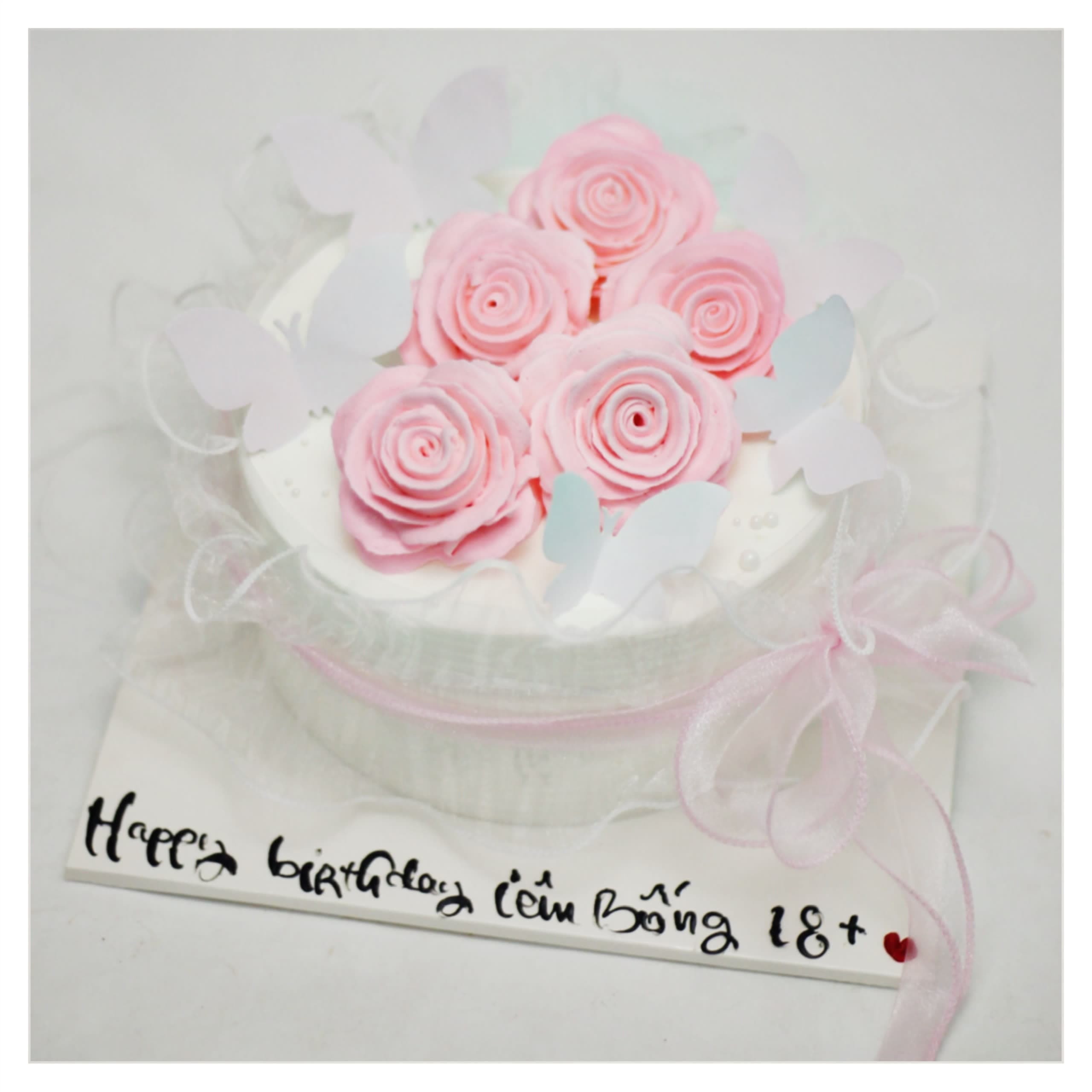 Bánh kem hoa hồng trắng và bướm xinh xắn