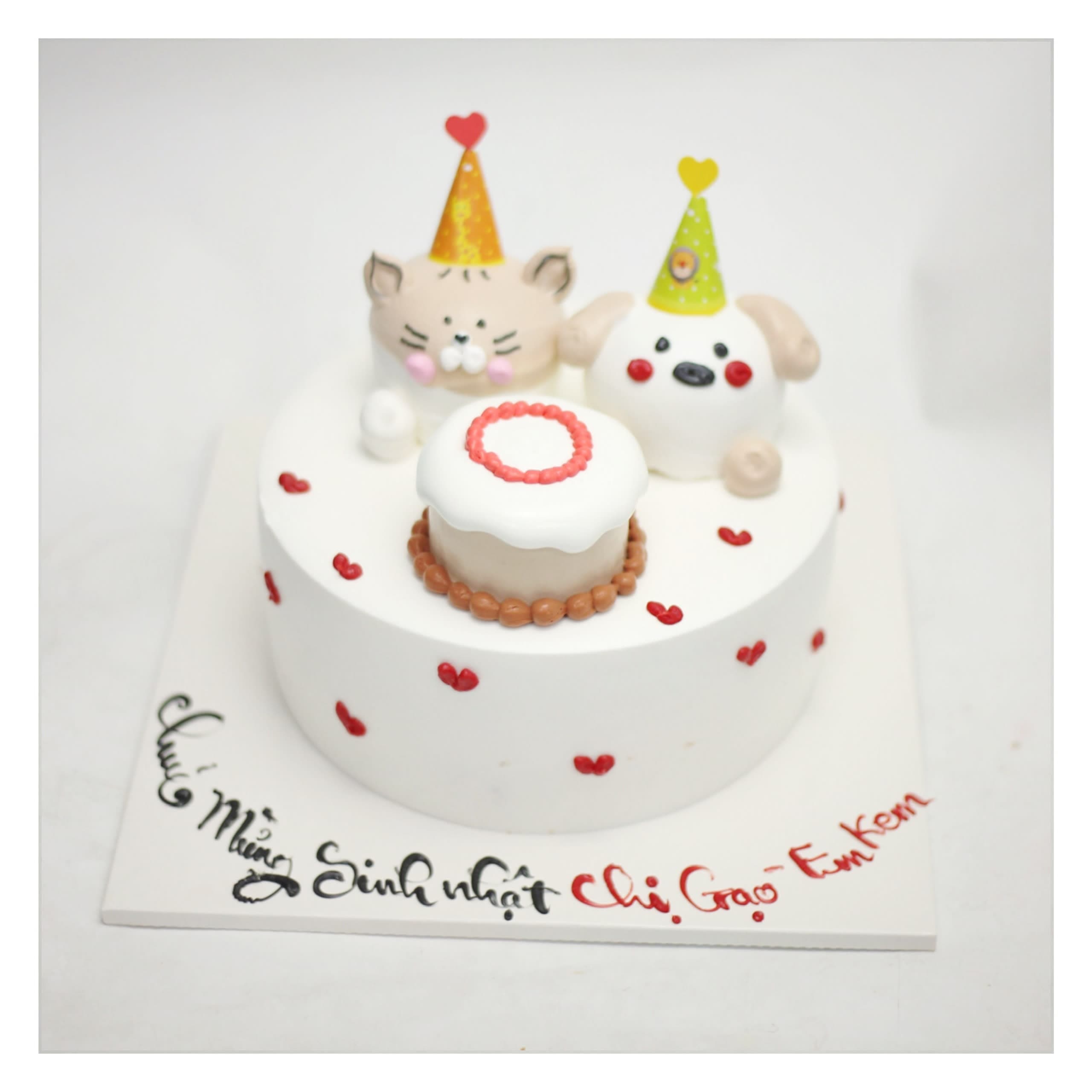 Bánh kem mèo và chó đội mũ sinh nhật