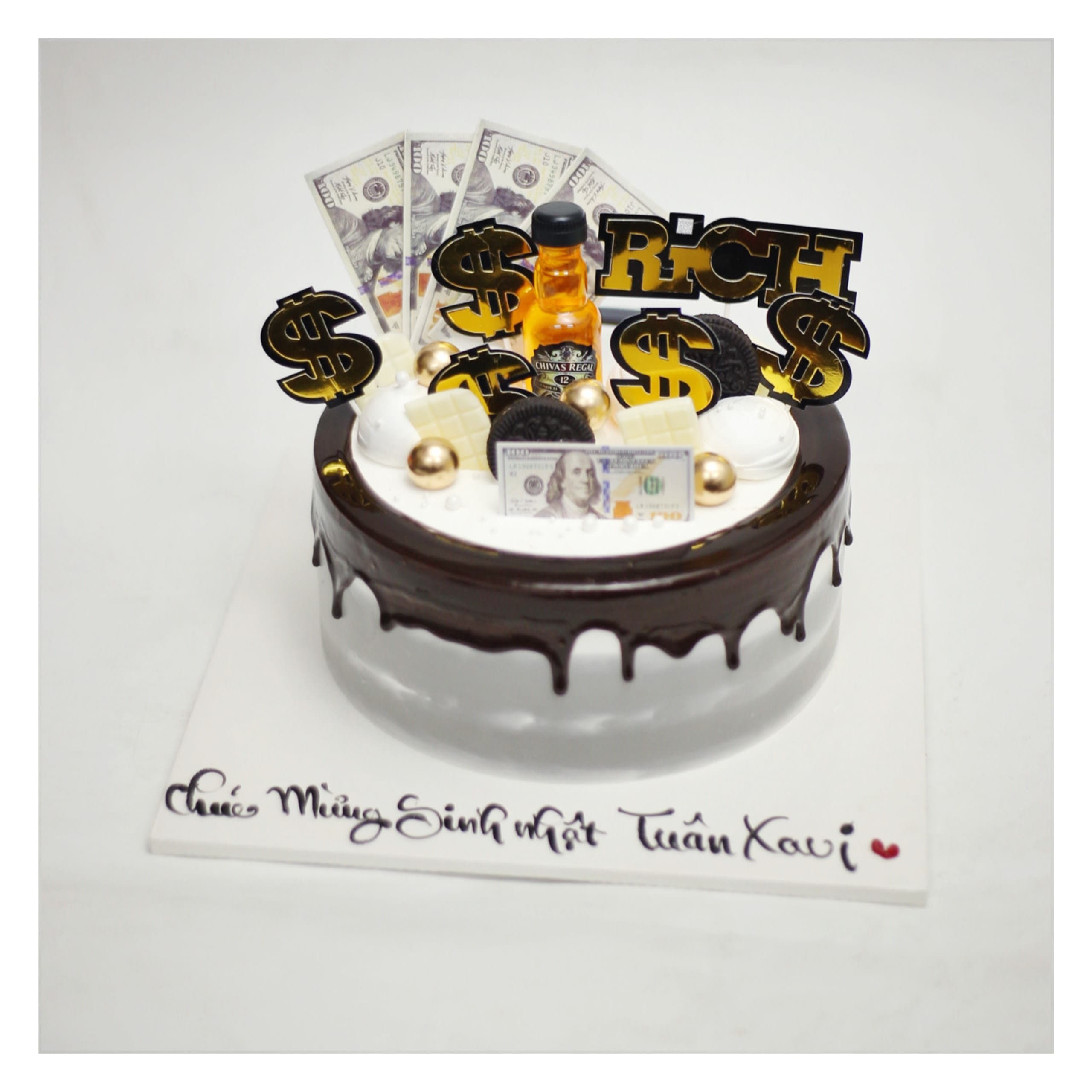 Bánh kem sô-cô-la trang trí tiền vàng sang trọng