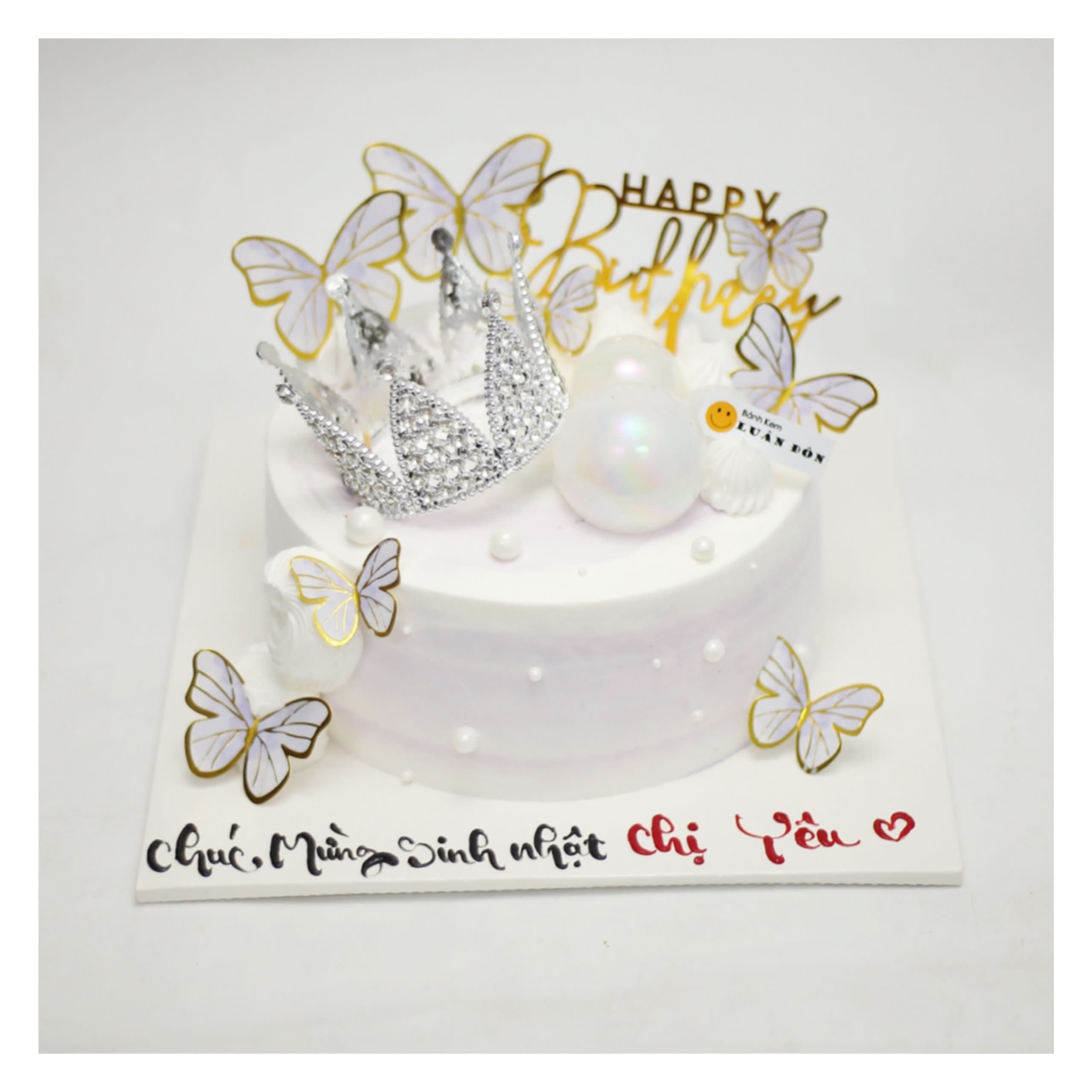 Bánh kem trắng tinh khôi gắn vương miện