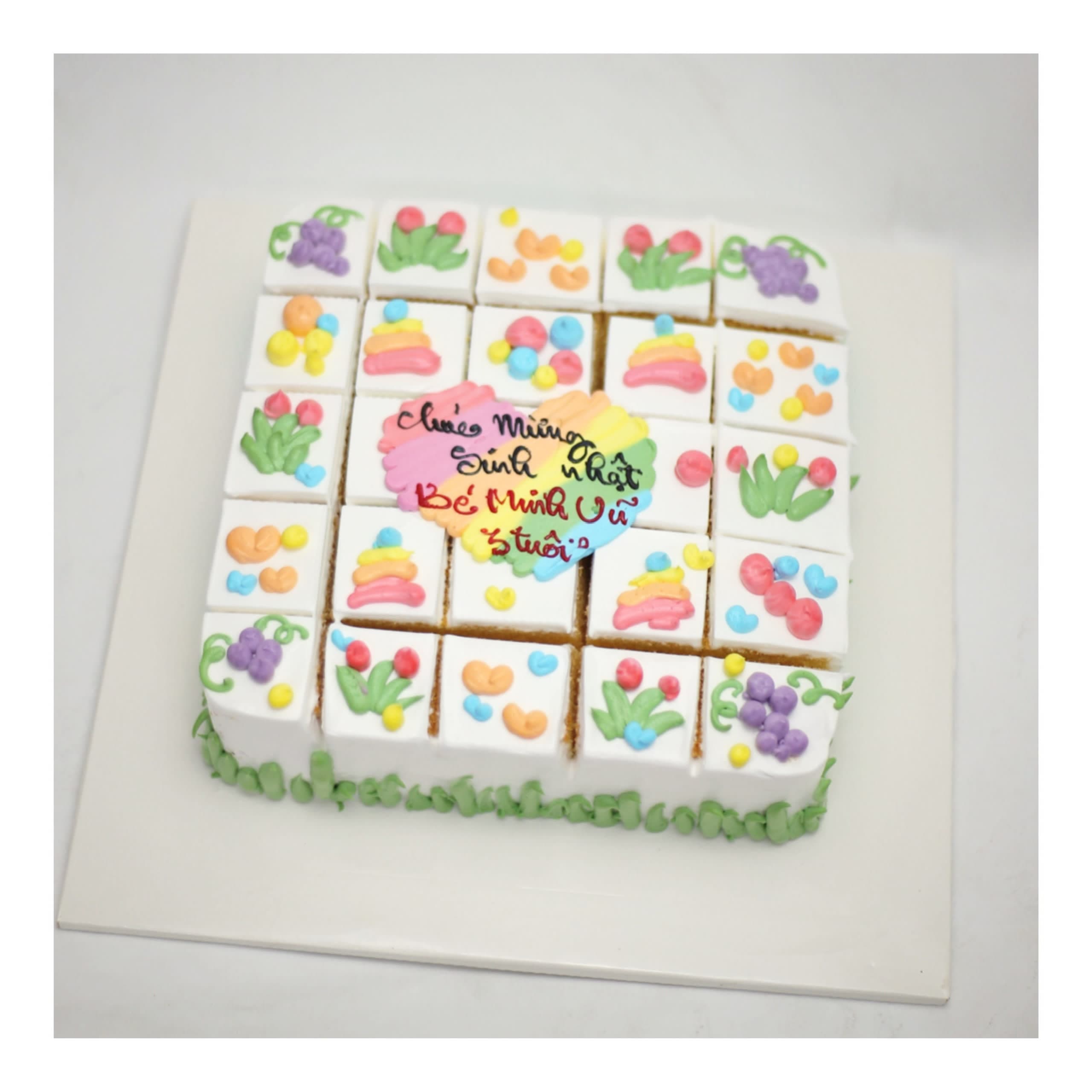 Bánh kem cắt miếng họa tiết hoa quả